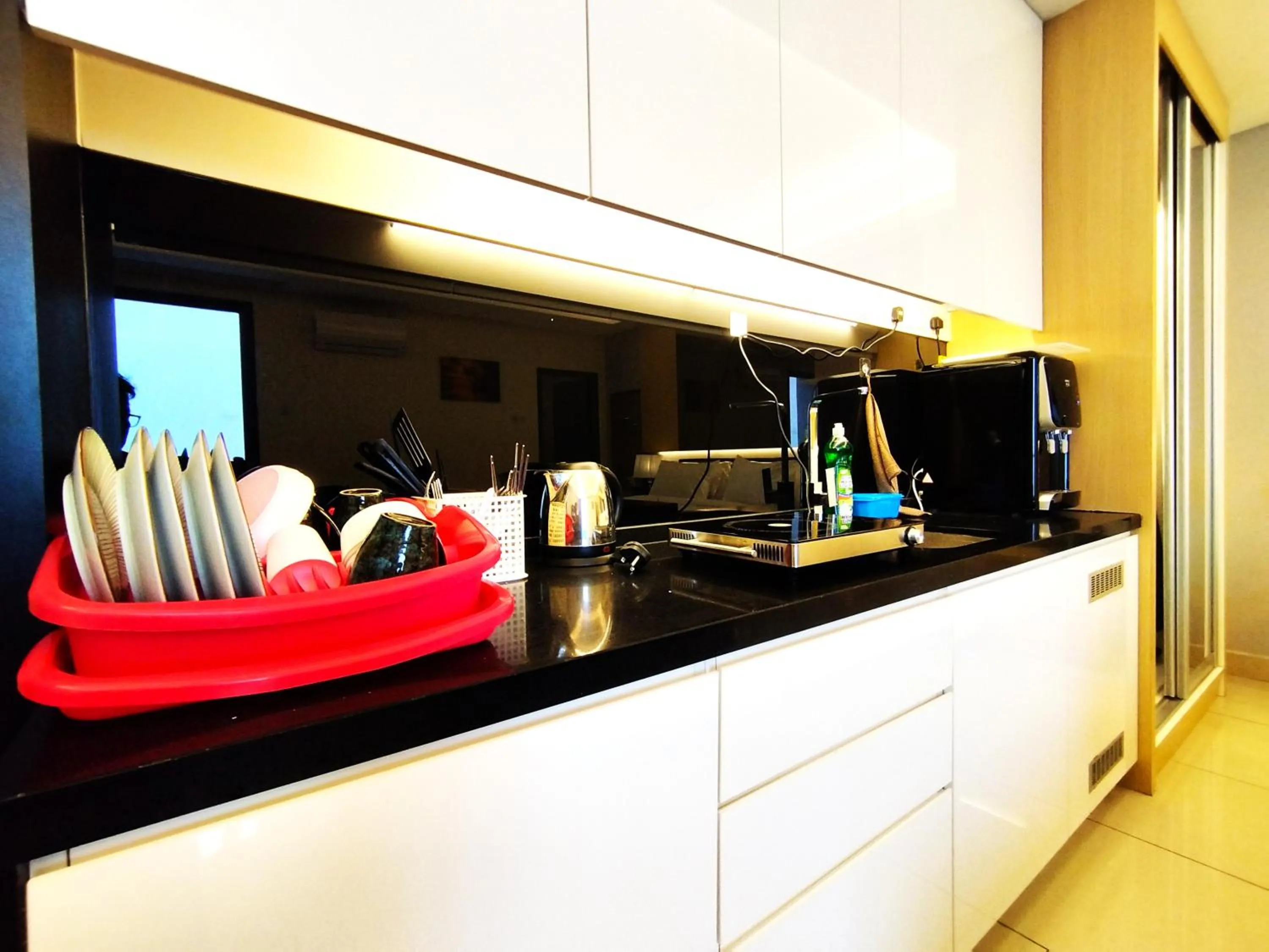 kitchen in GENTING FoggyCold StayCation AT Ion Delemen By HAPYHOME