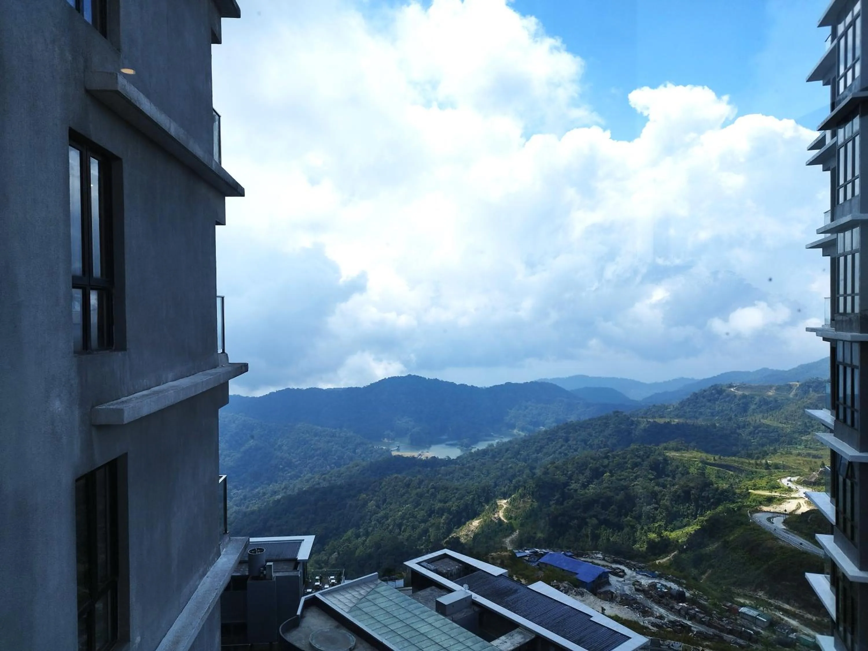 Balcony/Terrace in GENTING FoggyCold StayCation AT Ion Delemen By HAPYHOME
