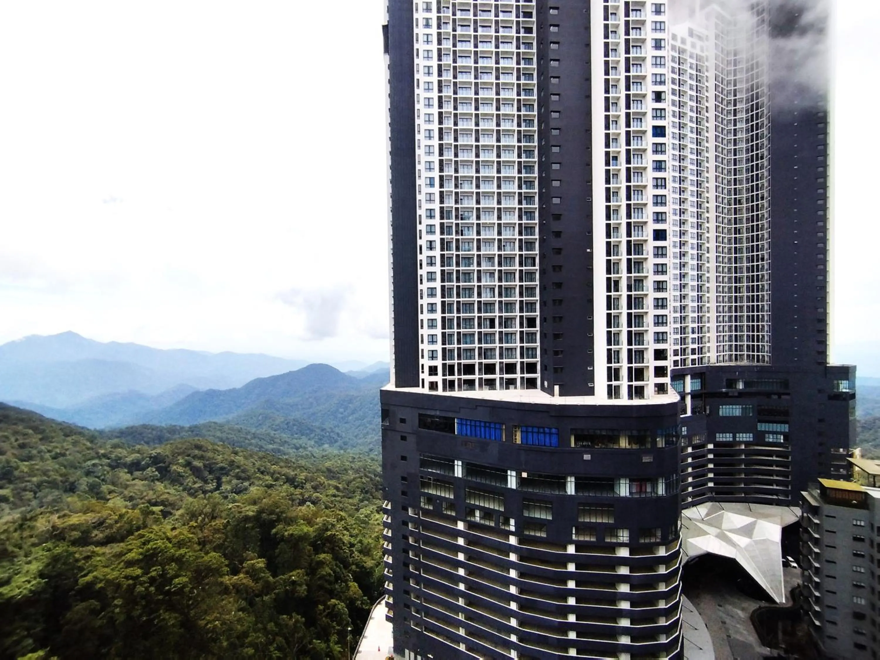 Balcony/Terrace in GENTING FoggyCold StayCation AT Ion Delemen By HAPYHOME