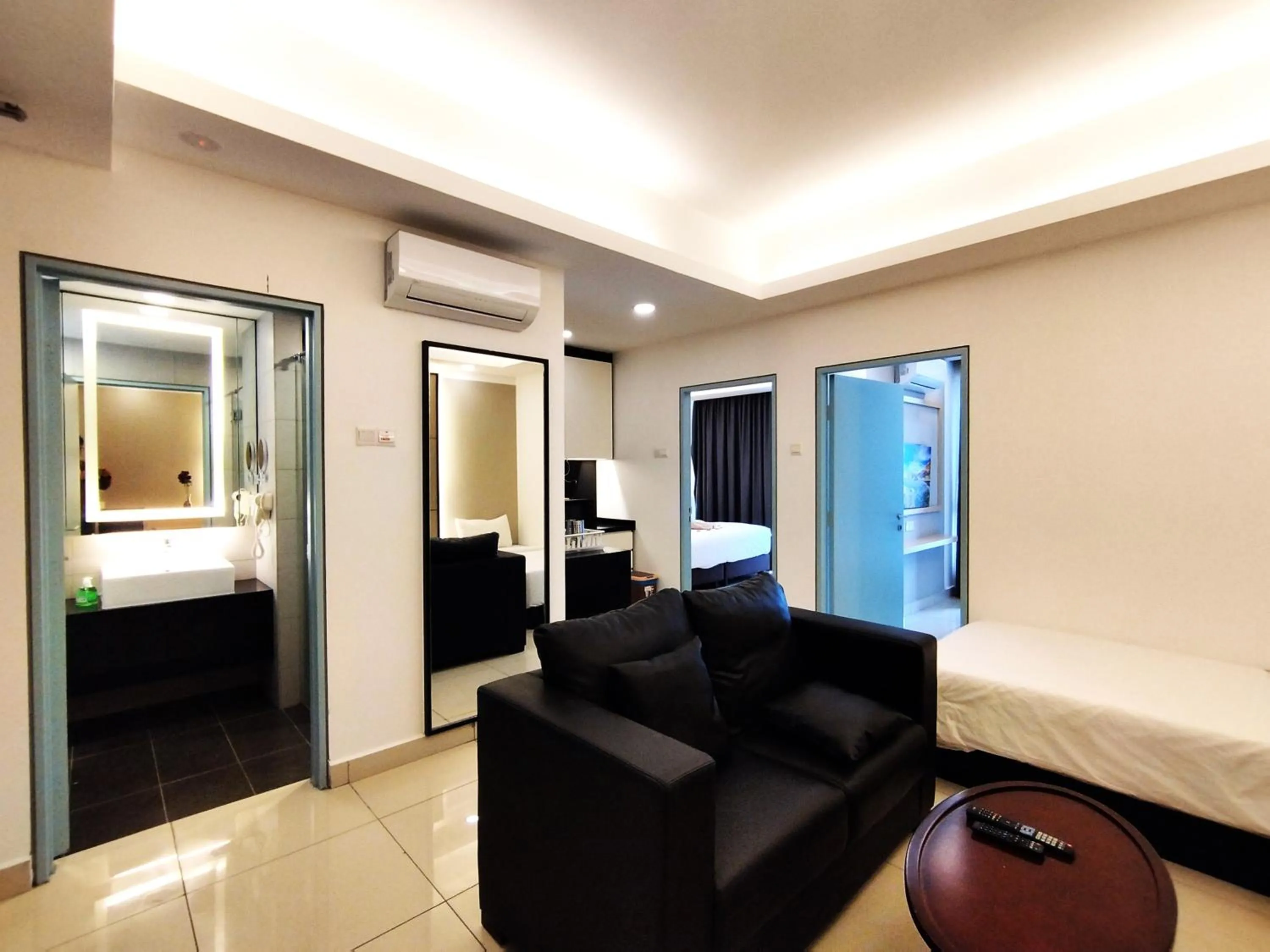 Living room in GENTING FoggyCold StayCation AT Ion Delemen By HAPYHOME