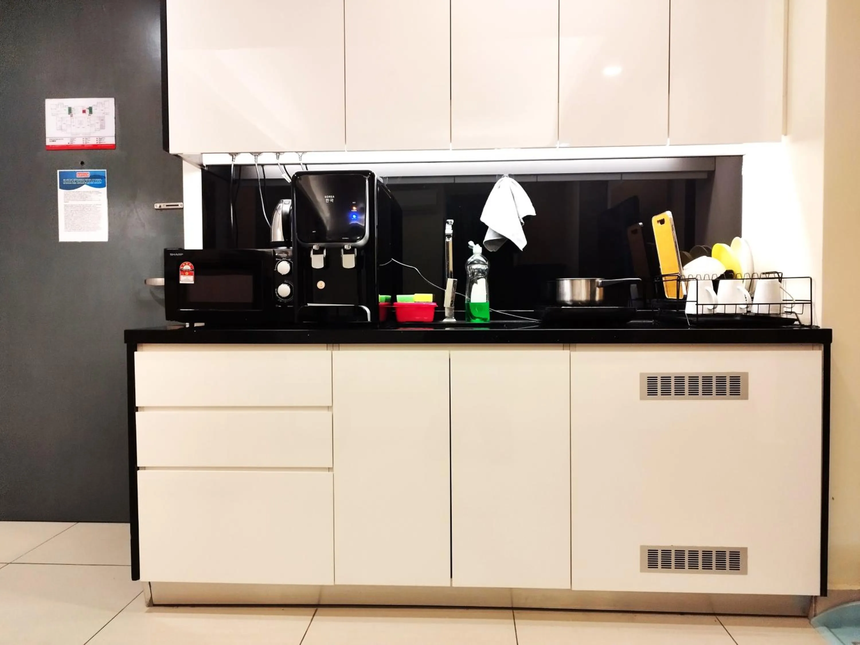 kitchen in GENTING FoggyCold StayCation AT Ion Delemen By HAPYHOME