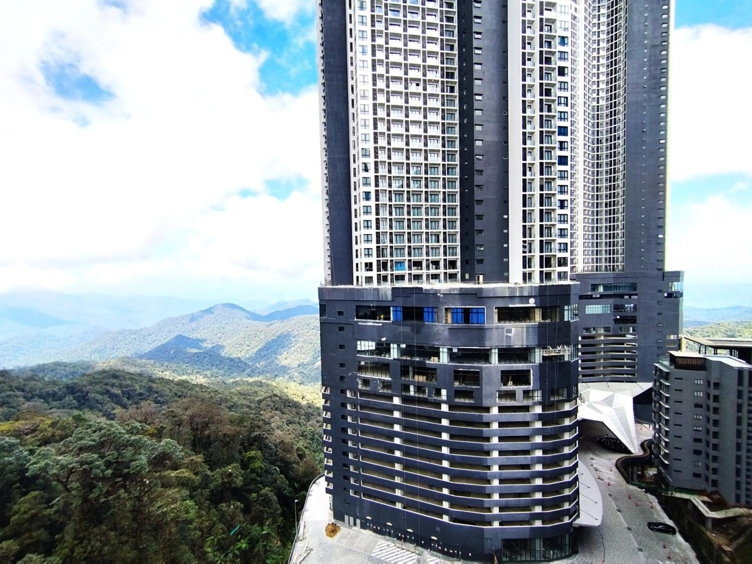 Balcony/Terrace in GENTING FoggyCold StayCation AT Ion Delemen By HAPYHOME