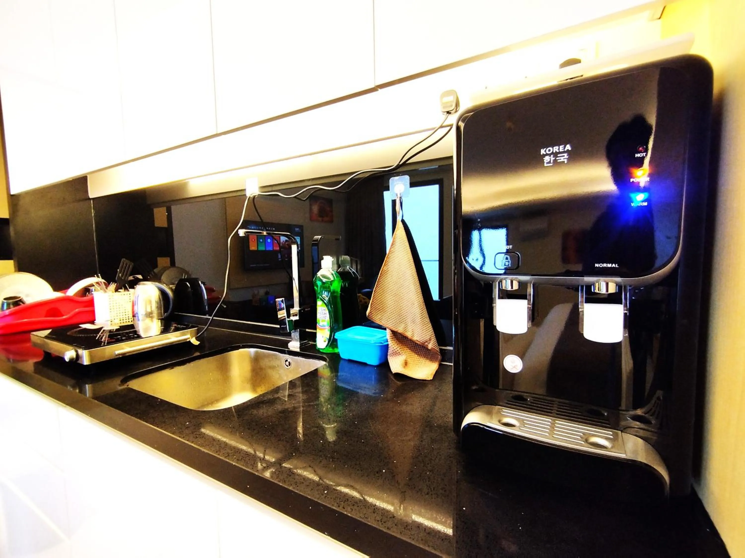 kitchen in GENTING FoggyCold StayCation AT Ion Delemen By HAPYHOME