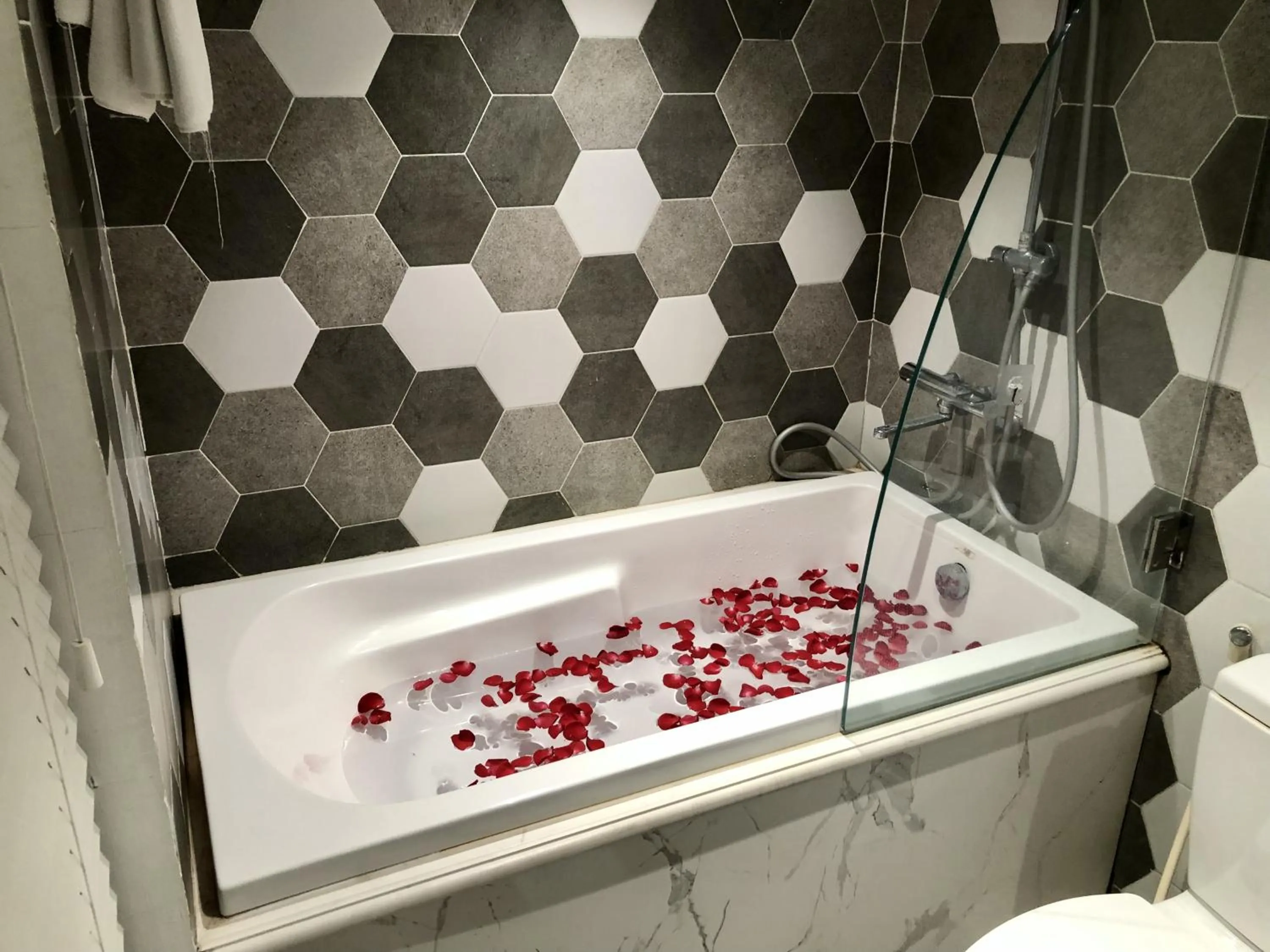 Bathroom in Hanoi Graceful Hotel and Travel