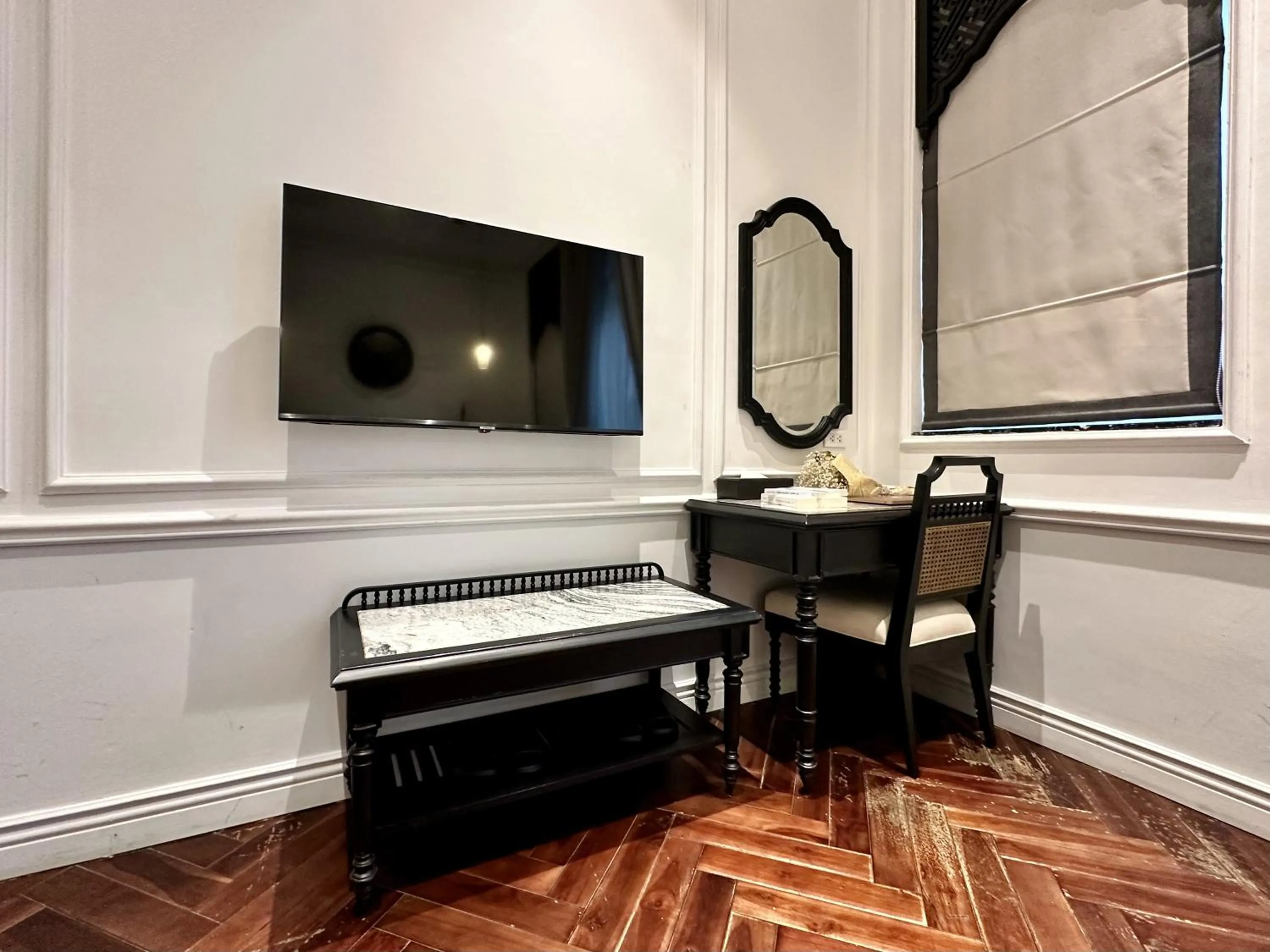 TV and multimedia in Hanoi Graceful Hotel and Travel