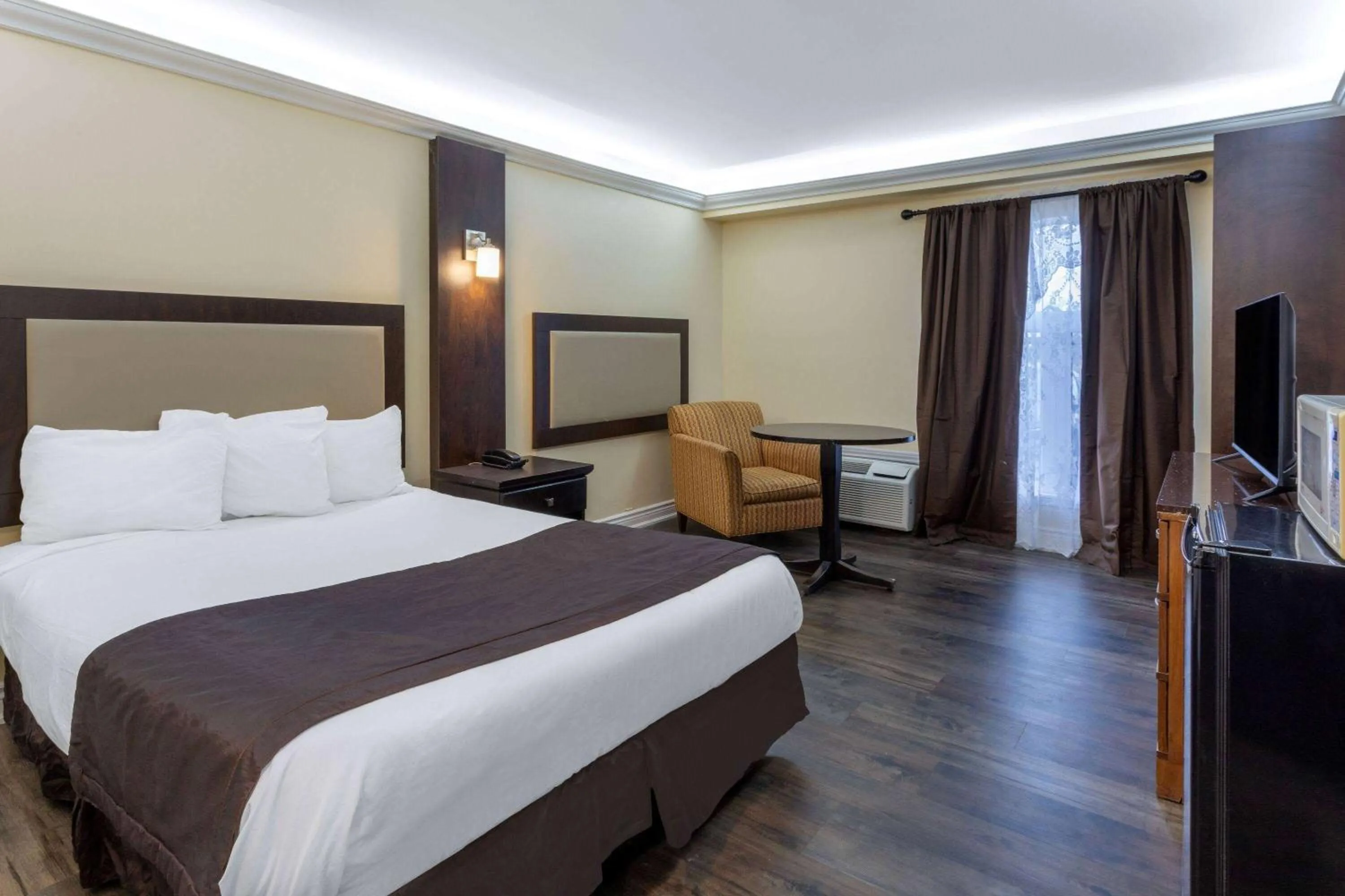 Photo of the whole room, Bed in Travelodge by Wyndham Sarnia