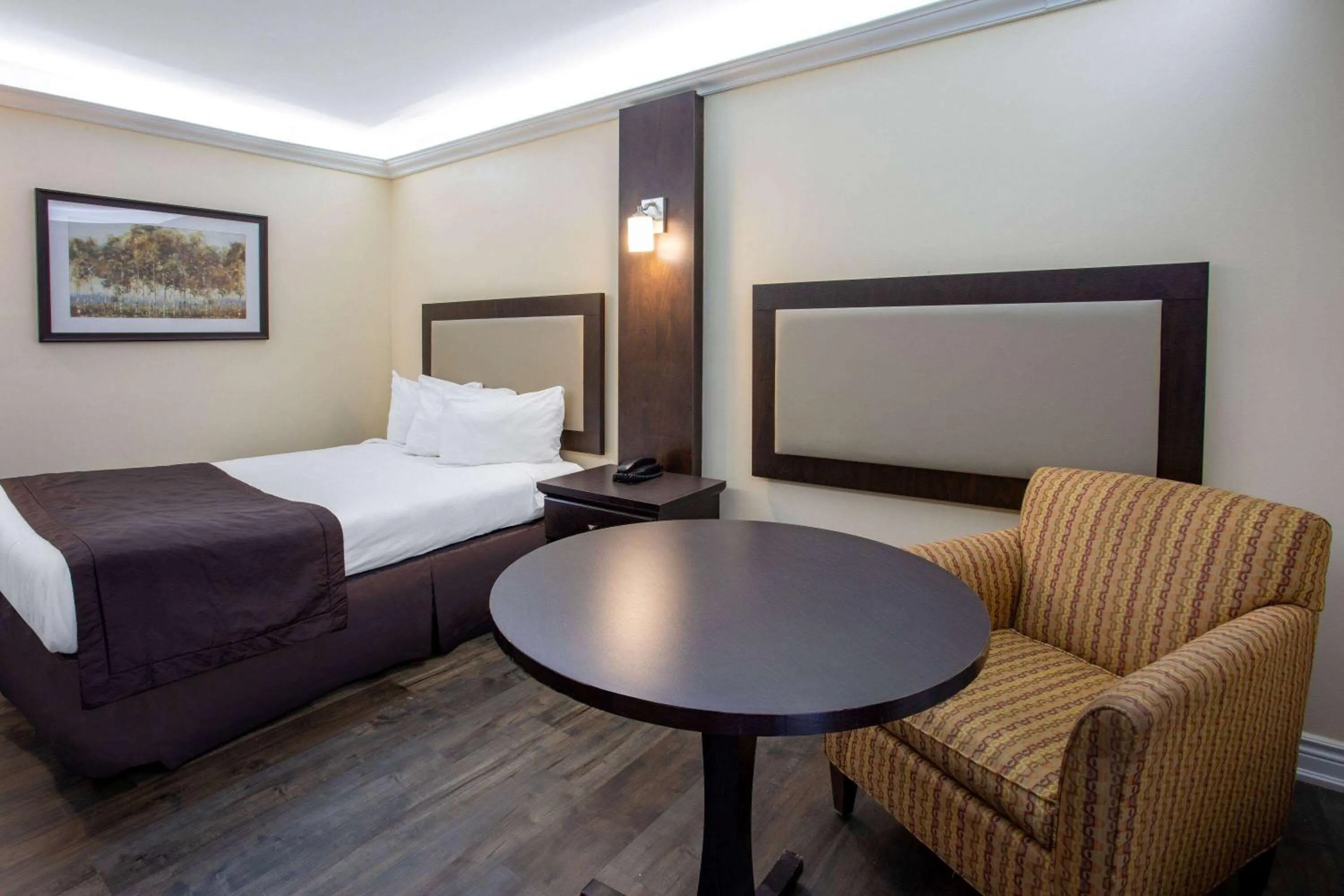 Photo of the whole room, Bed in Travelodge by Wyndham Sarnia