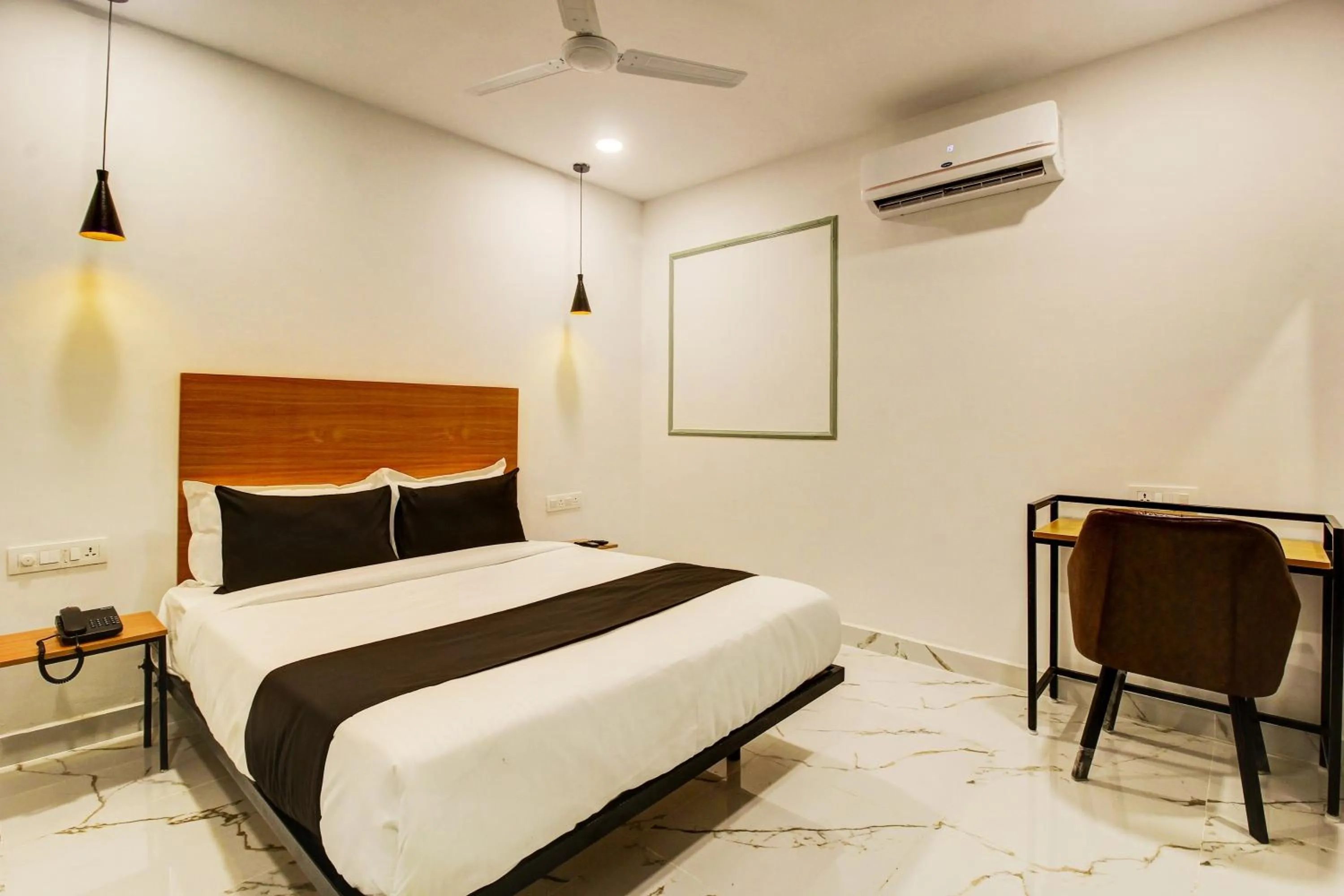 Bedroom, Bed in Super Townhouse Rcc Hotel Banjara Hills