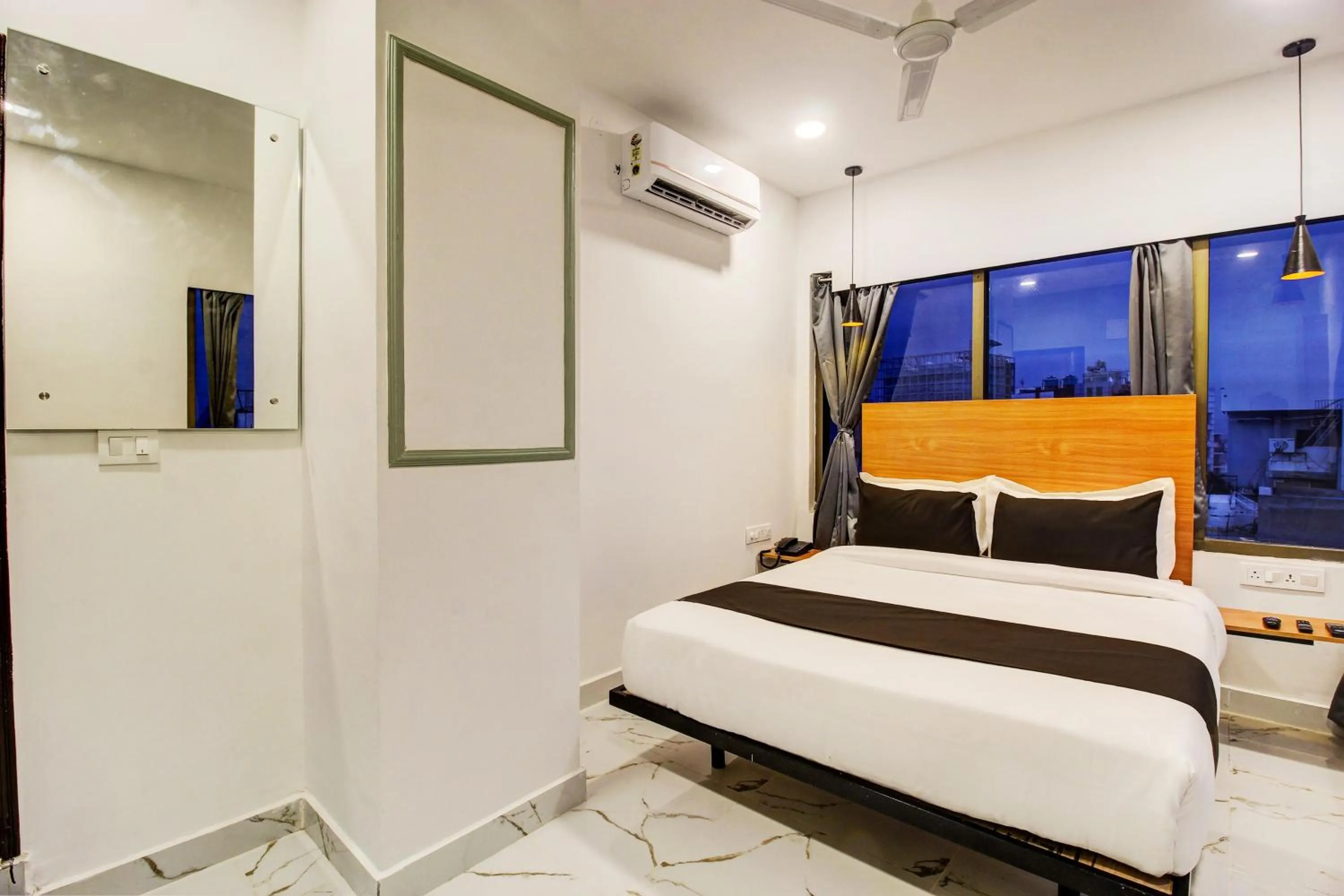 Bedroom, Bed in Super Townhouse Rcc Hotel Banjara Hills