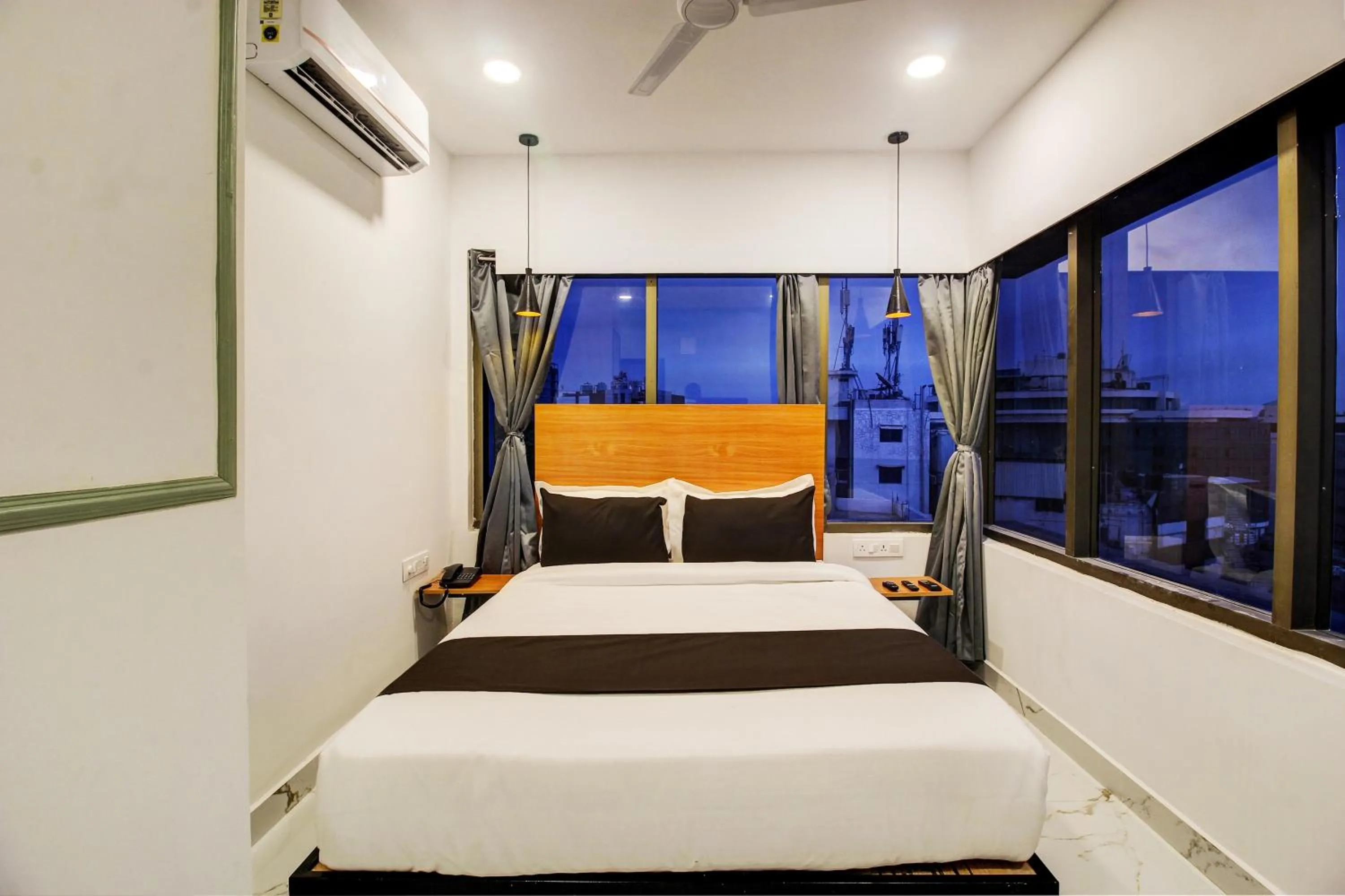Bedroom, Bed in Super Townhouse Rcc Hotel Banjara Hills