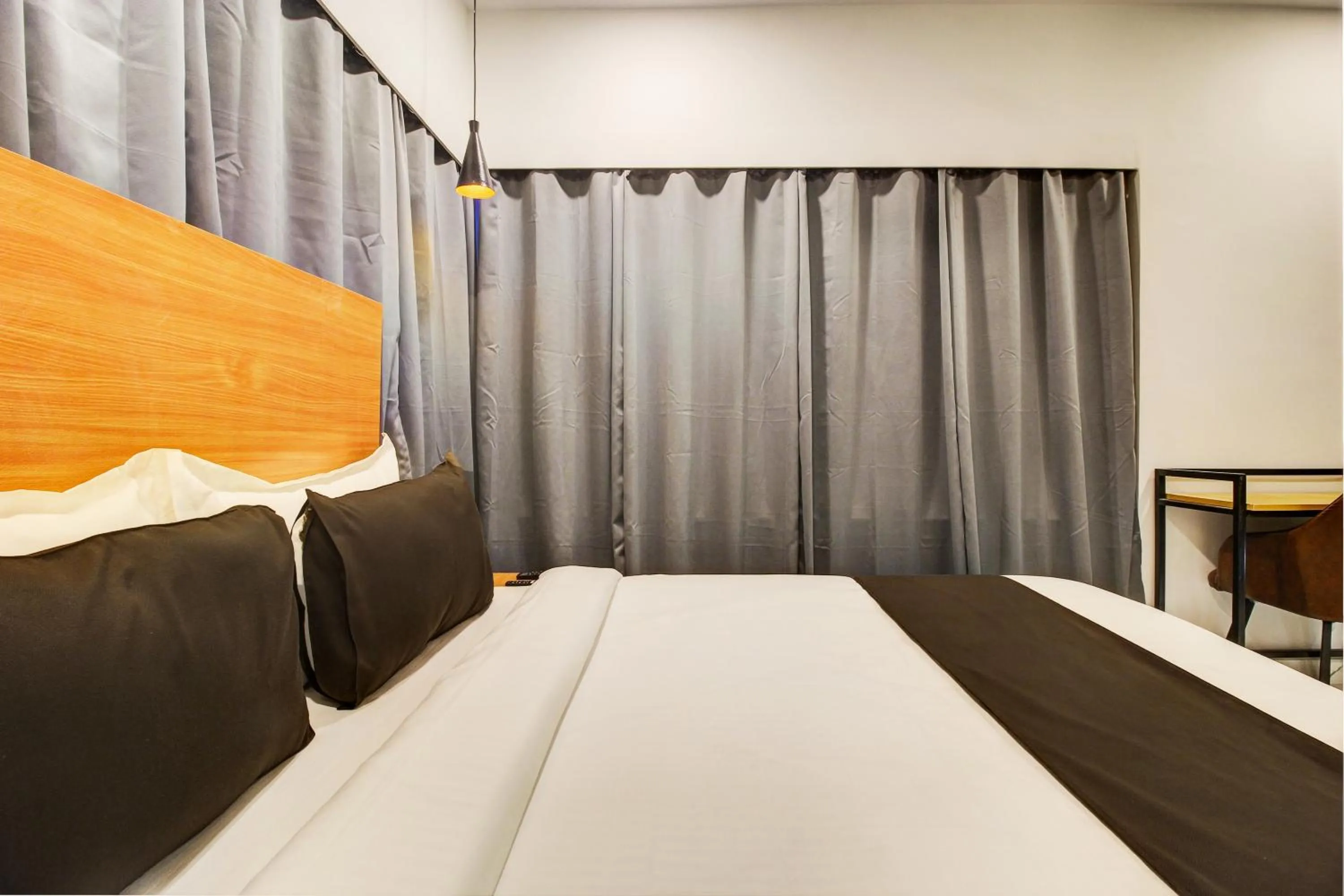 Bedroom, Bed in Super Townhouse Rcc Hotel Banjara Hills