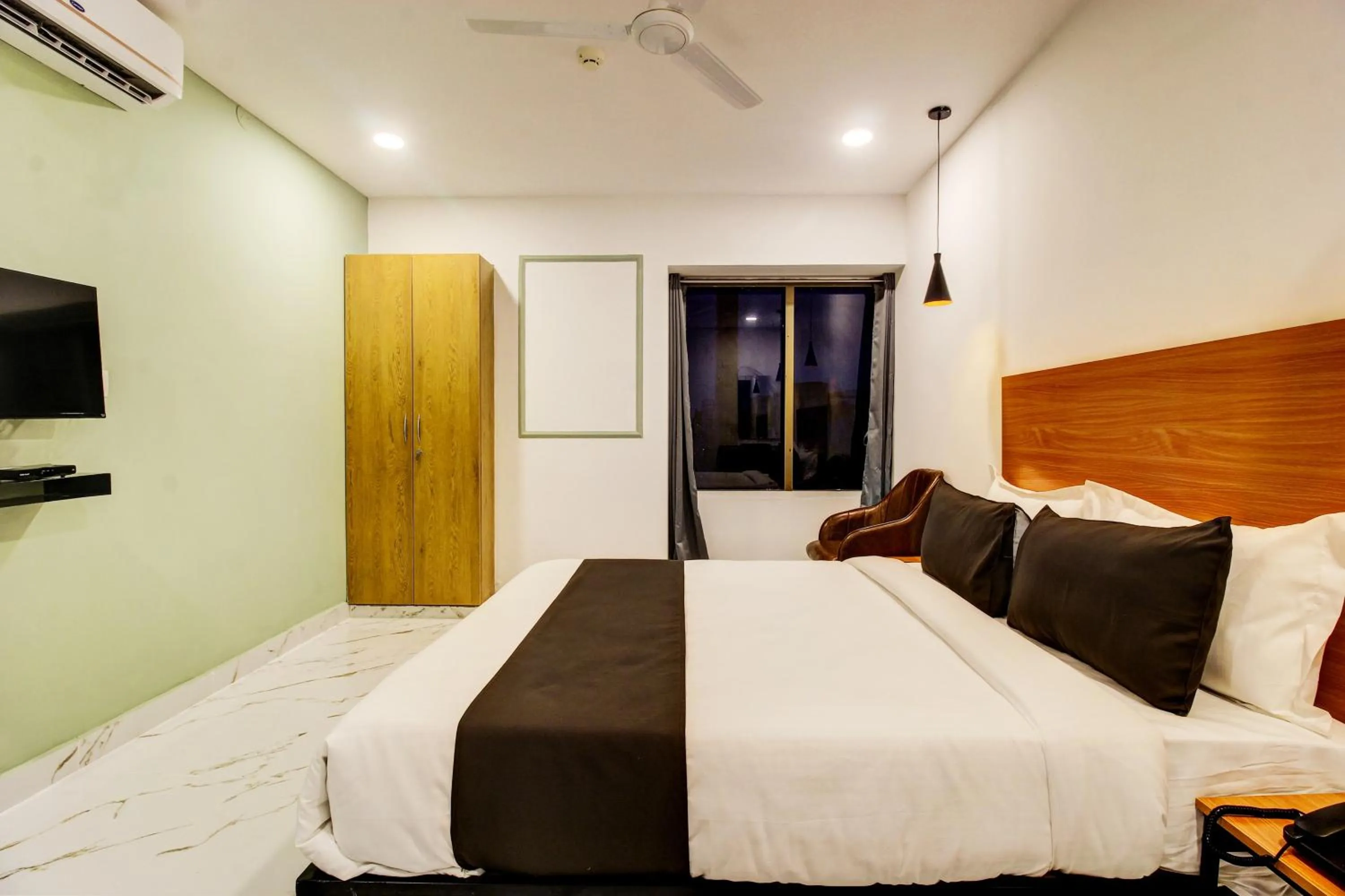 Bedroom, Bed in Super Townhouse Rcc Hotel Banjara Hills