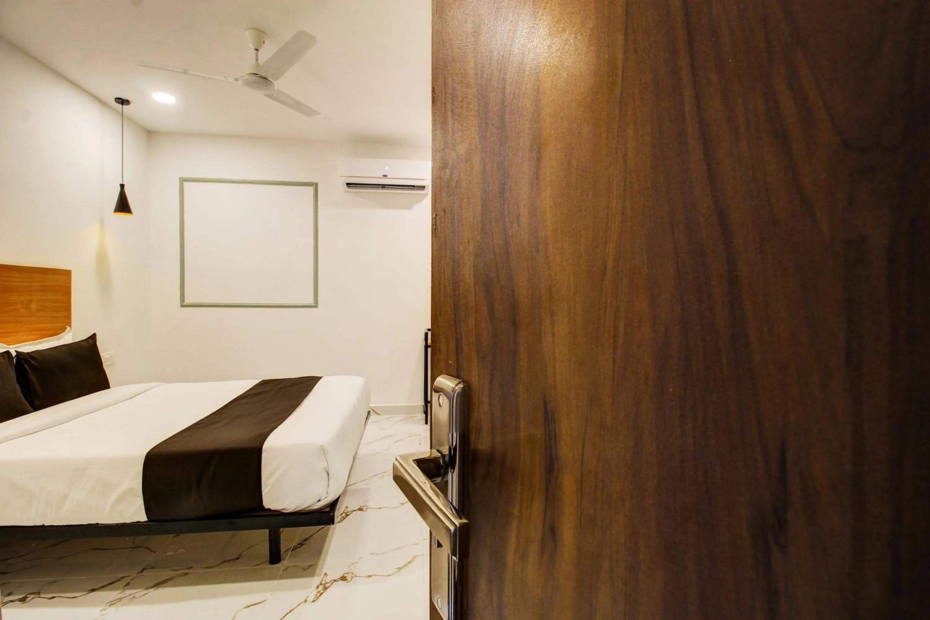 Bedroom, Bed in Super Townhouse Rcc Hotel Banjara Hills