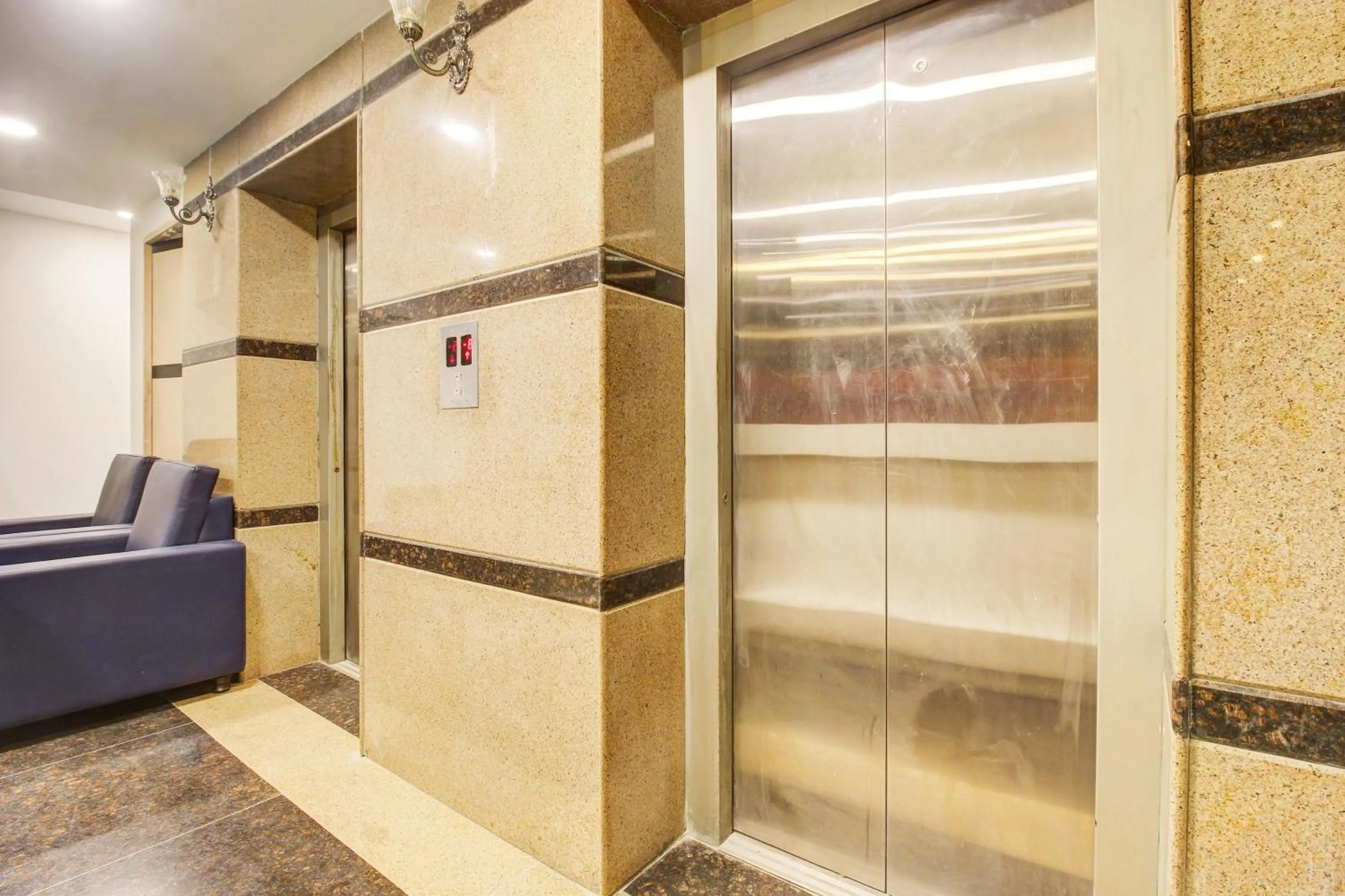 Facade/entrance in Super Townhouse Rcc Hotel Banjara Hills