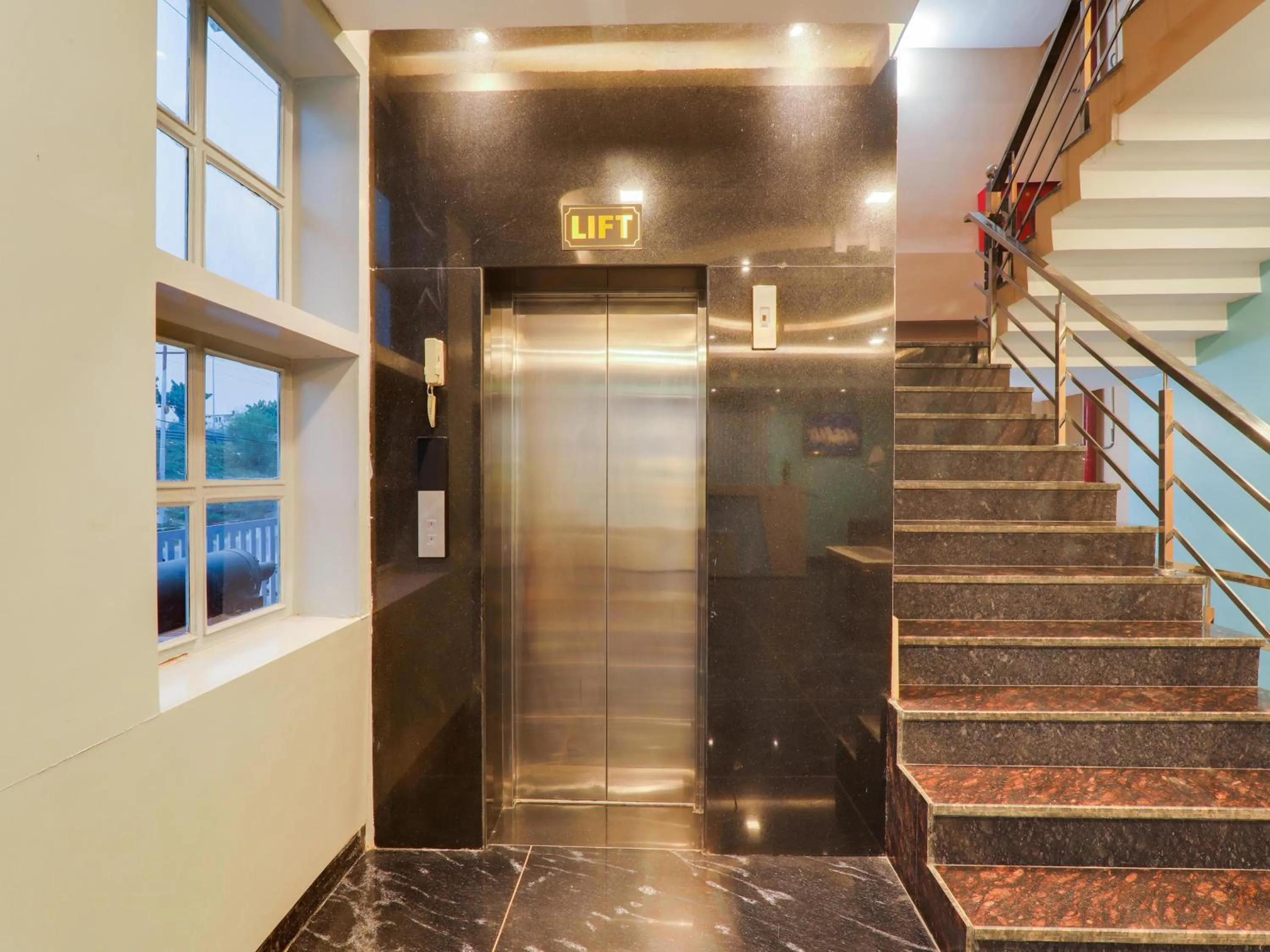 Lobby or reception in Townhouse Majestic Hotel Near Phoenix Palassio