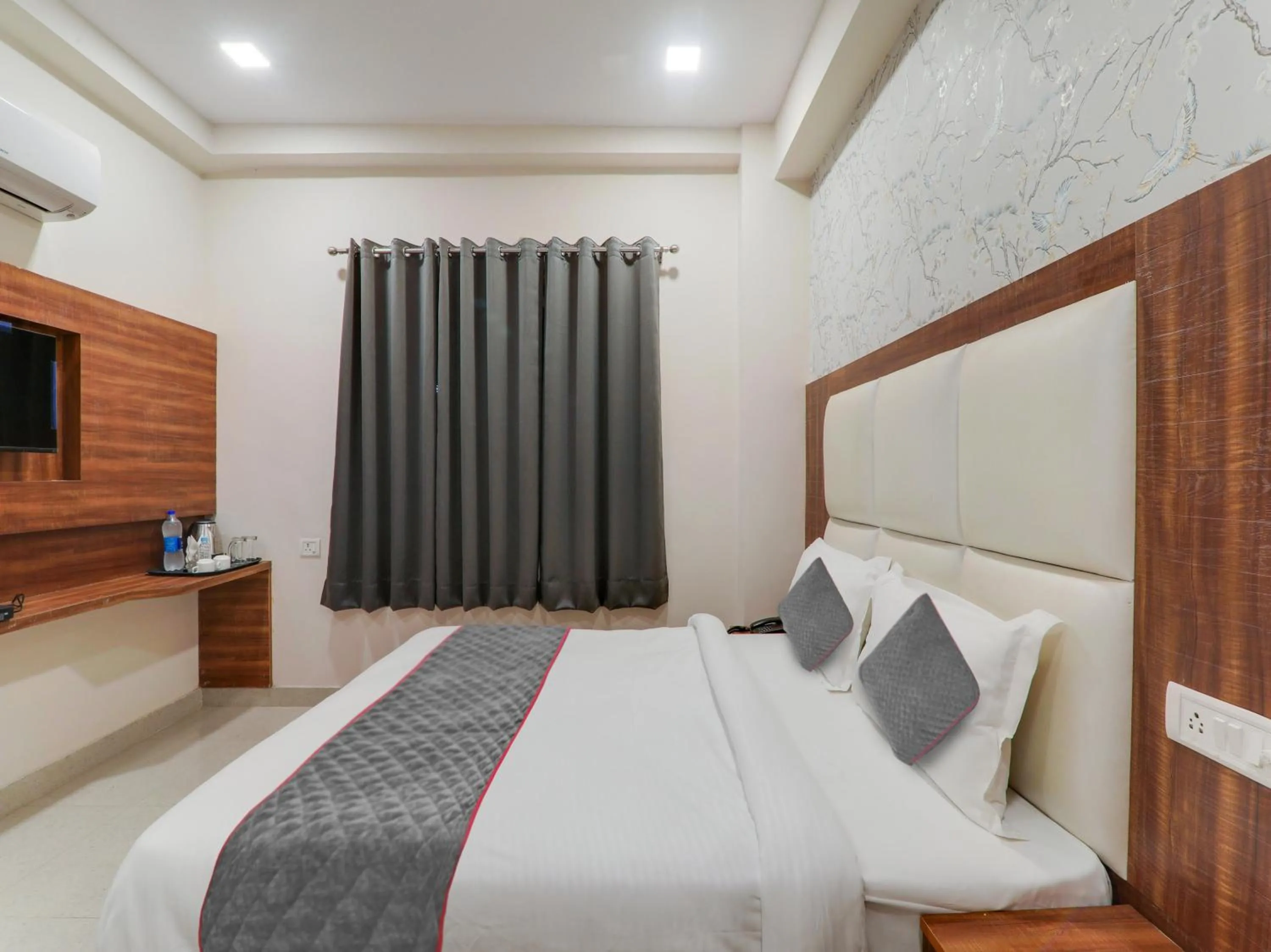 Bedroom in Townhouse Majestic Hotel Near Phoenix Palassio