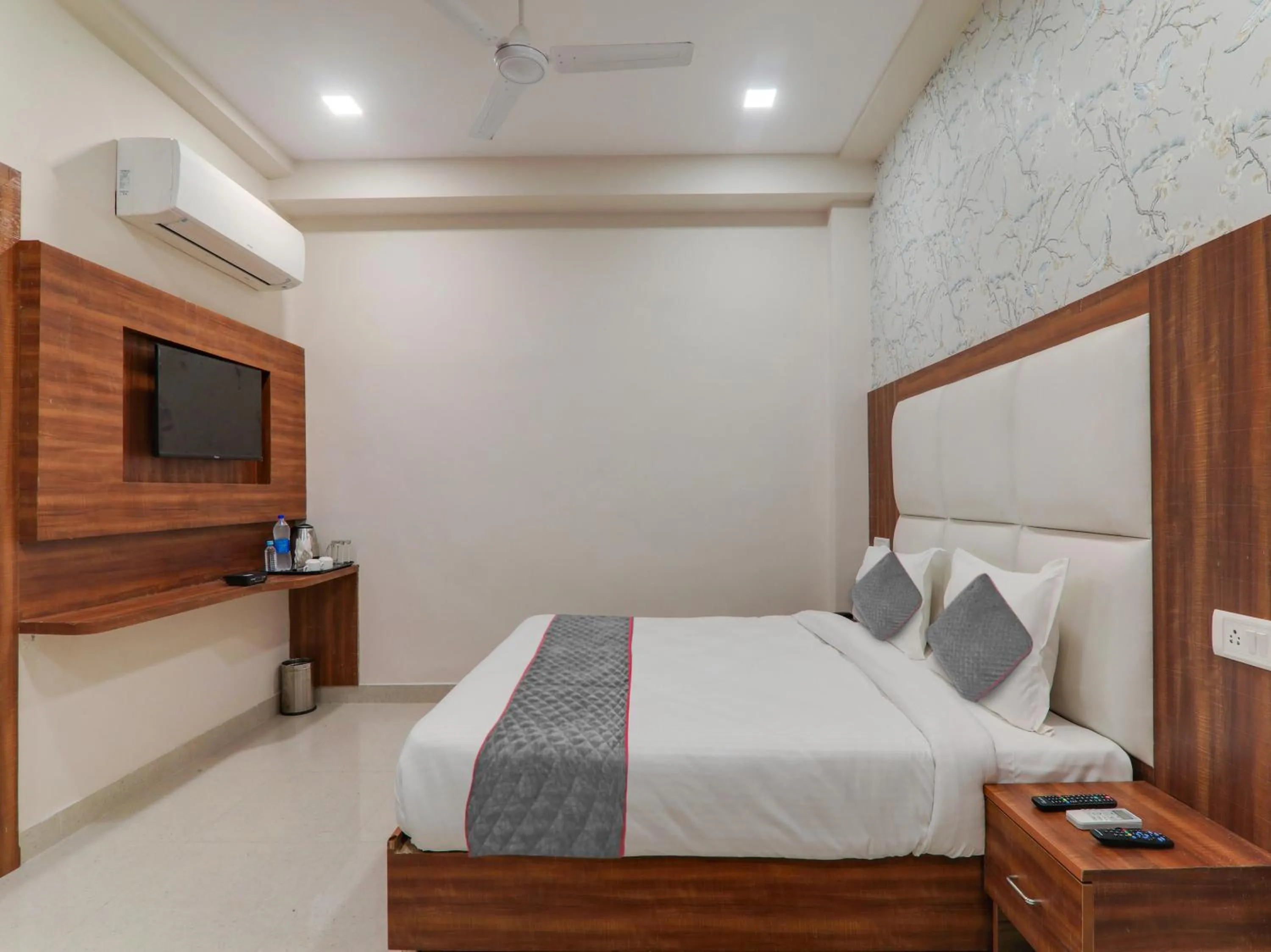 Bedroom in Townhouse Majestic Hotel Near Phoenix Palassio