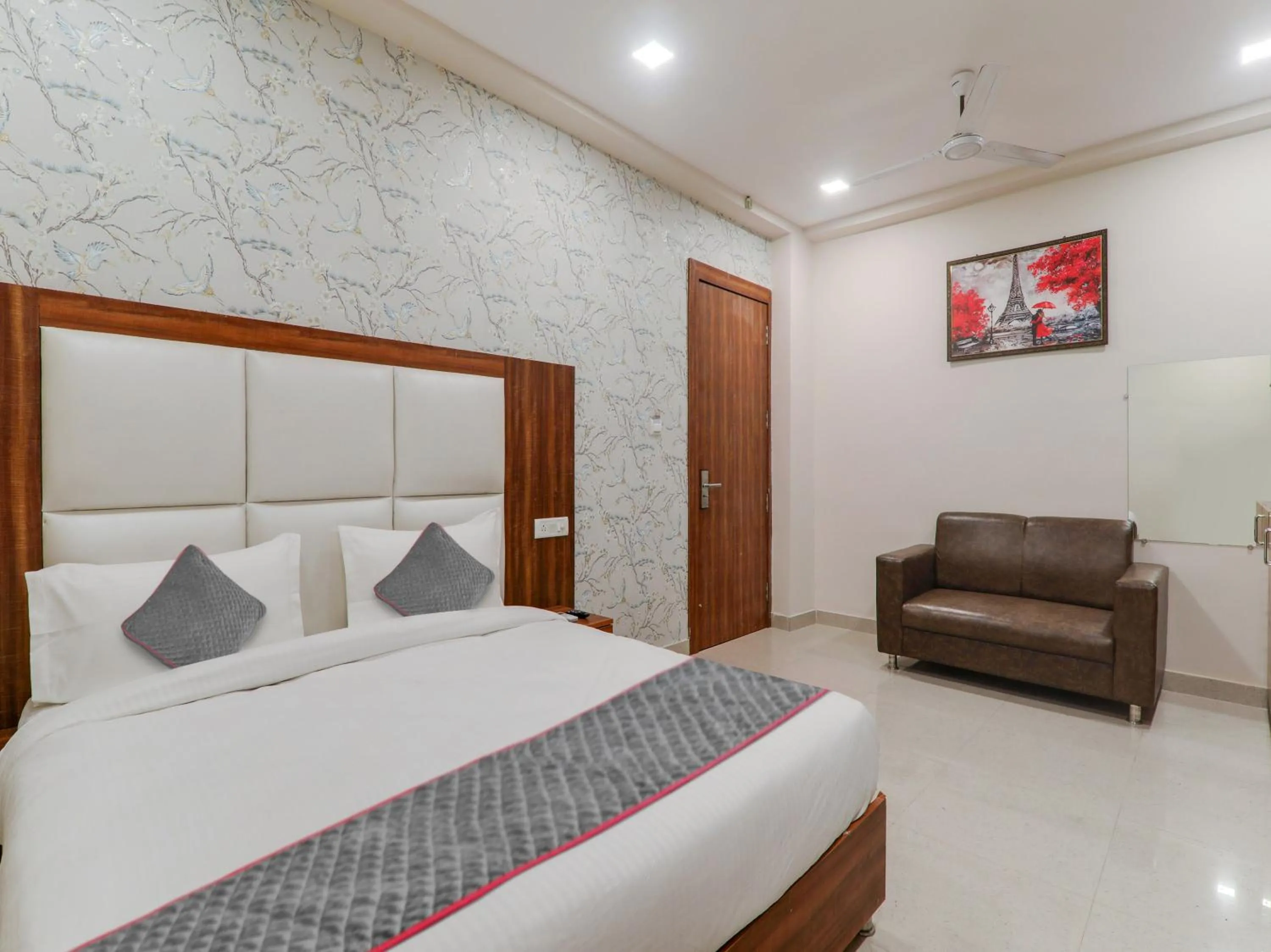 Bedroom in Townhouse Majestic Hotel Near Phoenix Palassio