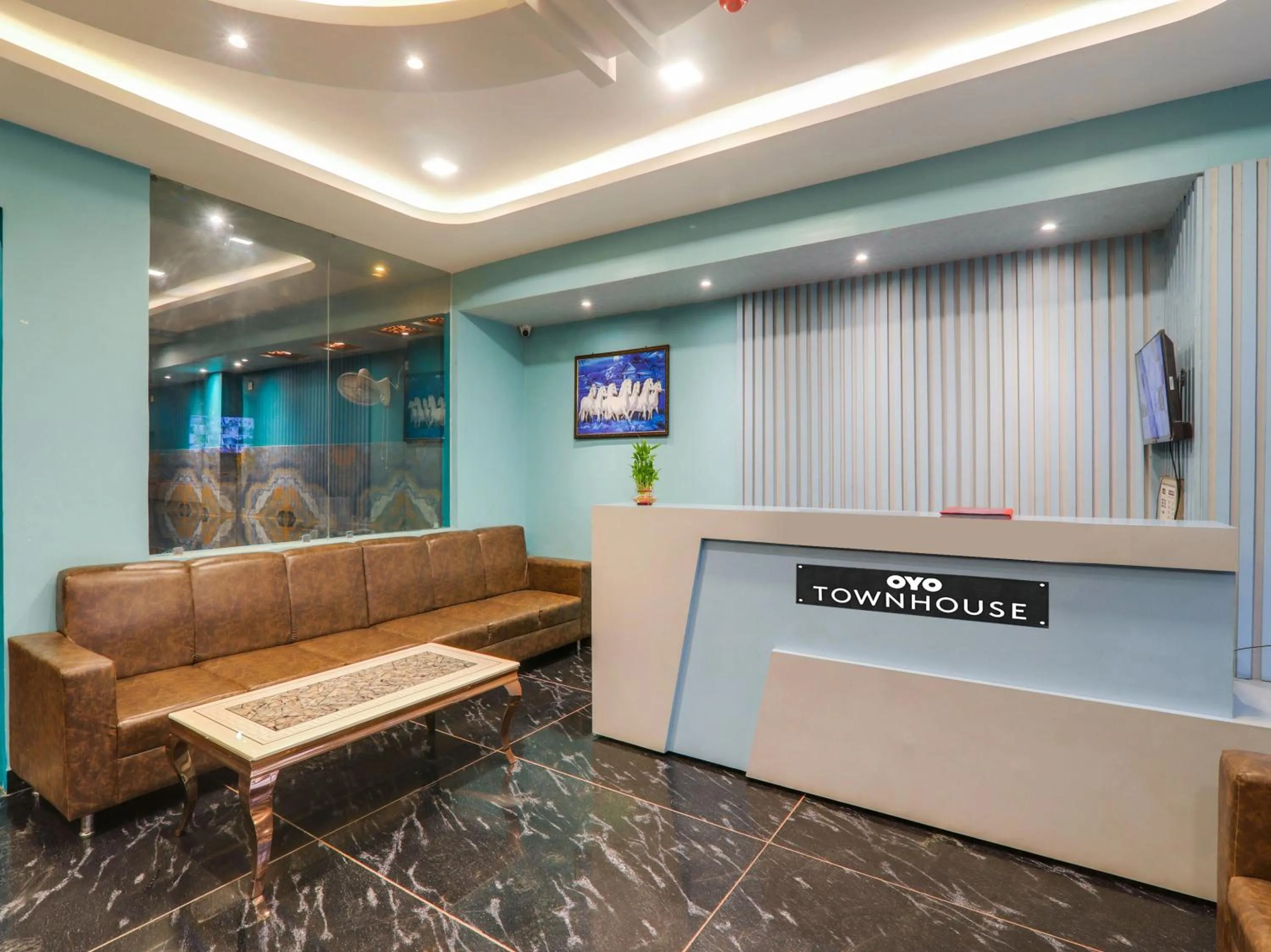 Lobby or reception in Townhouse Majestic Hotel Near Phoenix Palassio