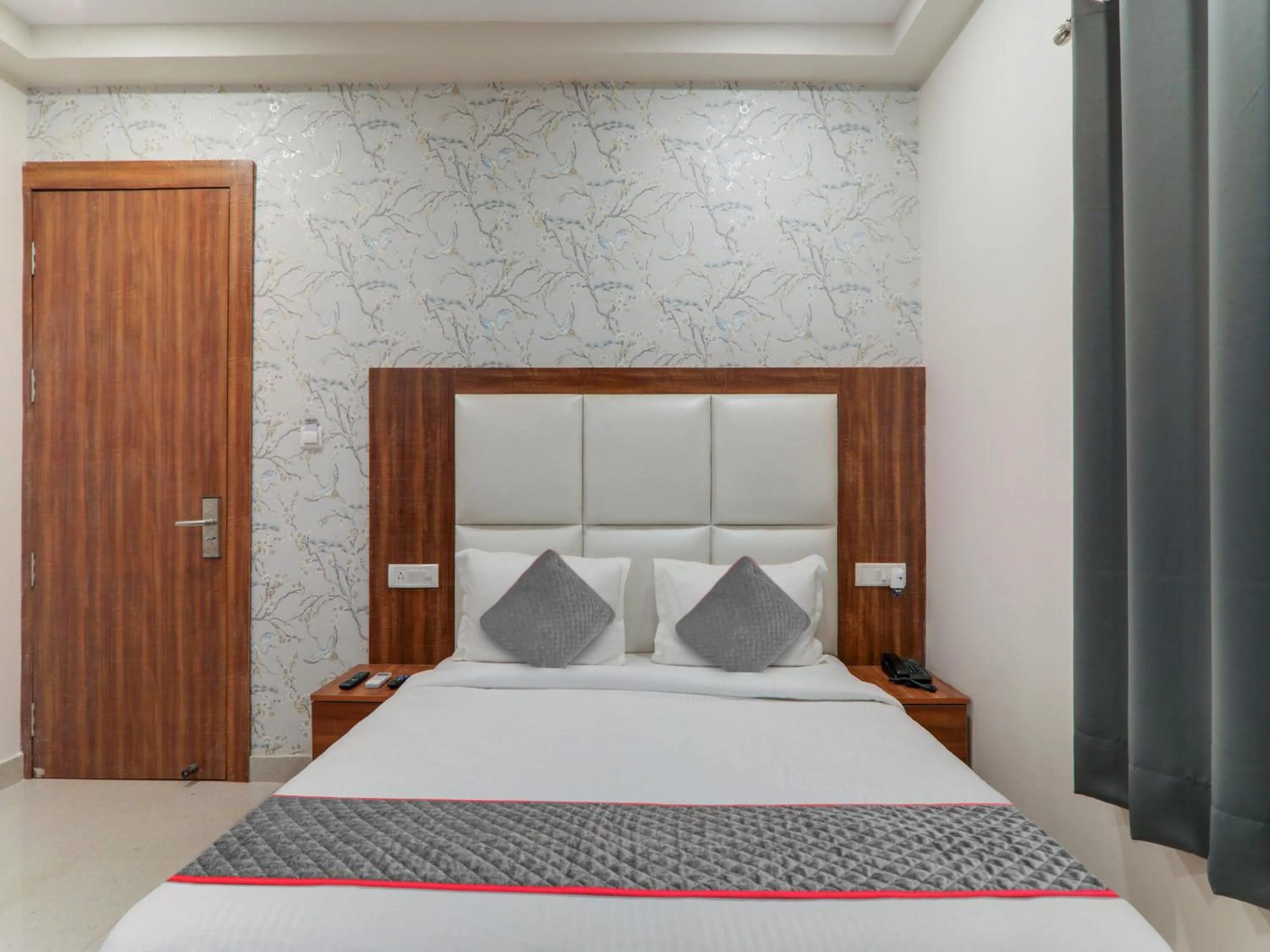 Bedroom in Townhouse Majestic Hotel Near Phoenix Palassio