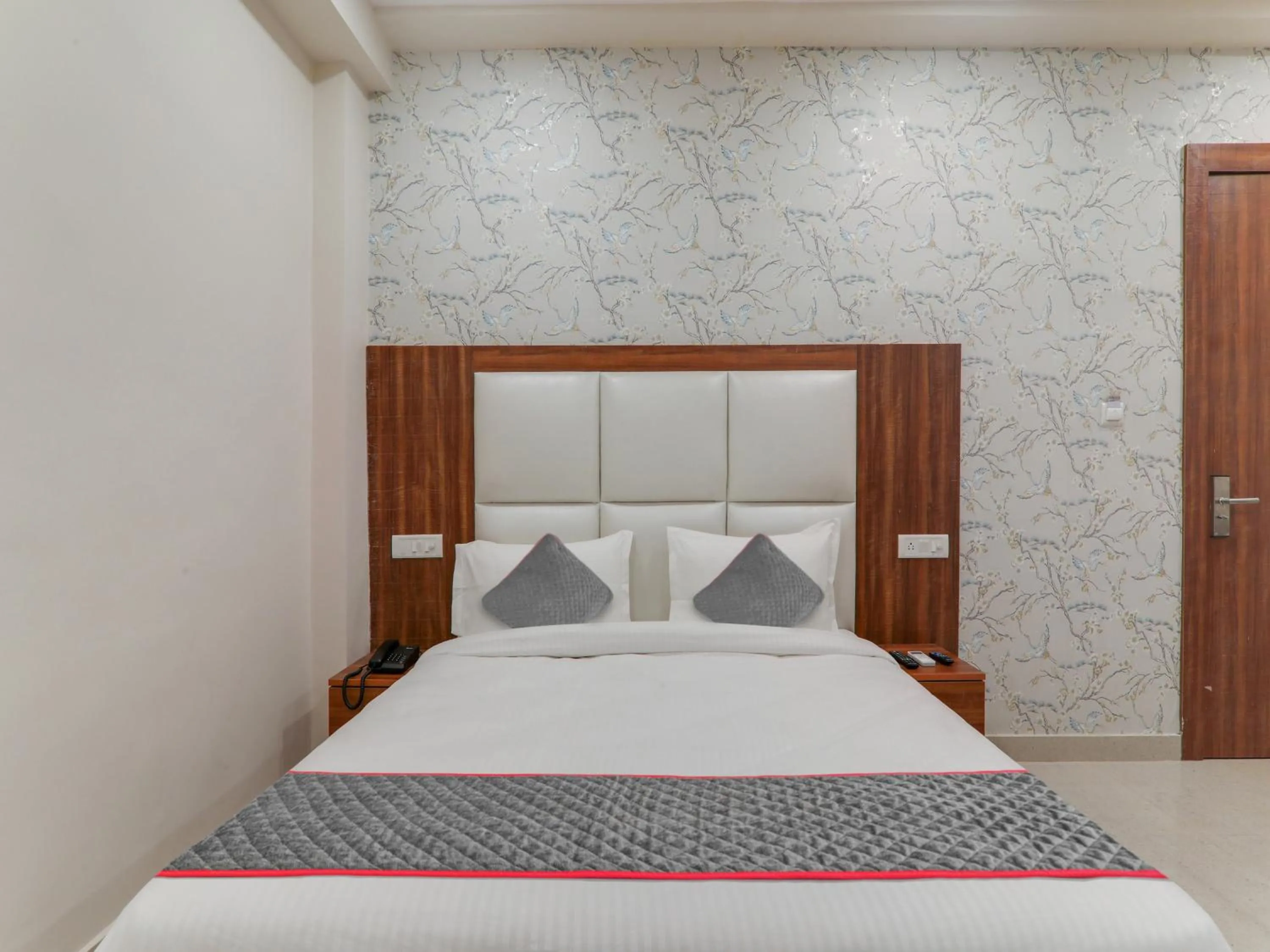 Bedroom in Townhouse Majestic Hotel Near Phoenix Palassio