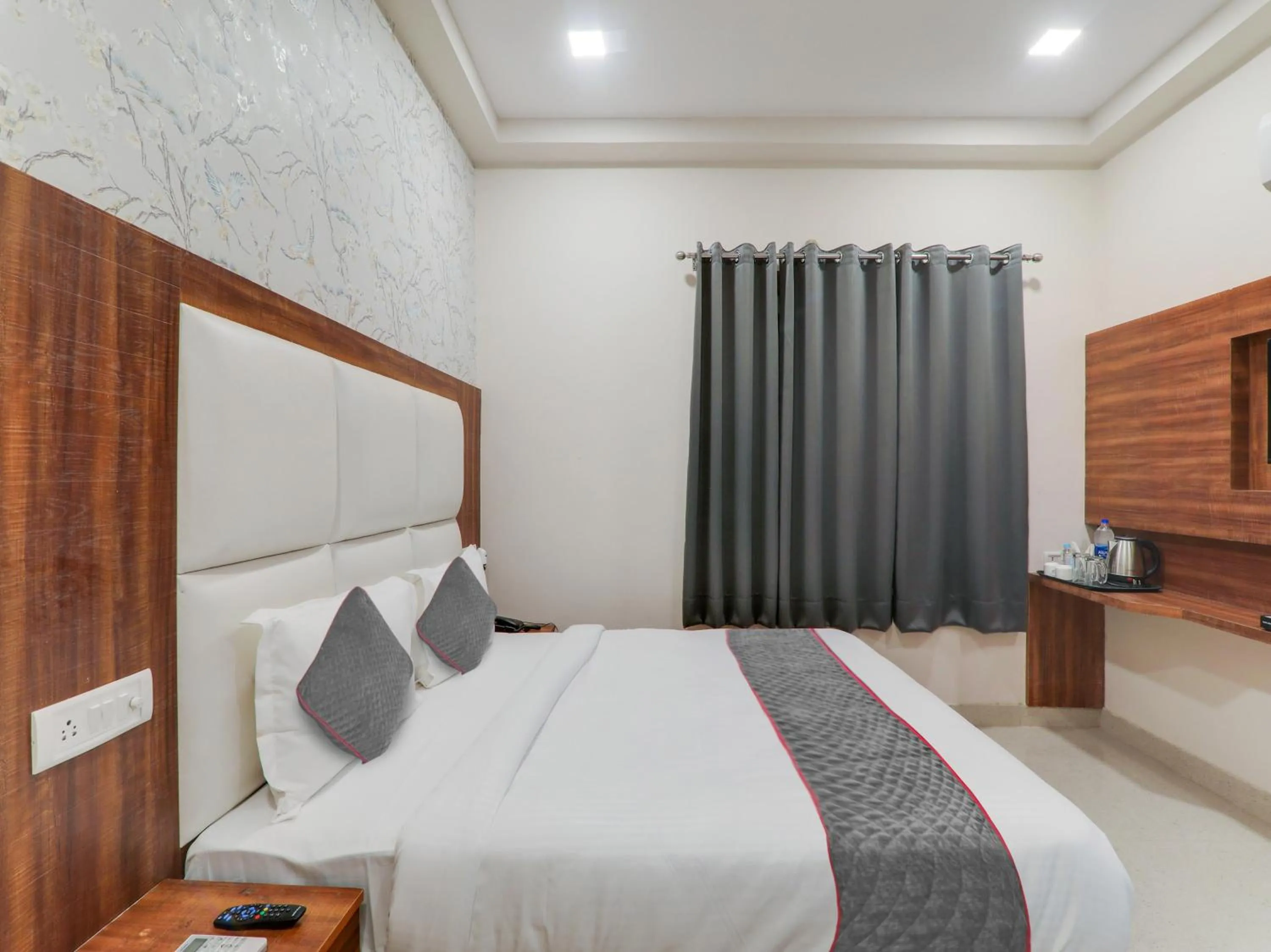 Bedroom in Townhouse Majestic Hotel Near Phoenix Palassio