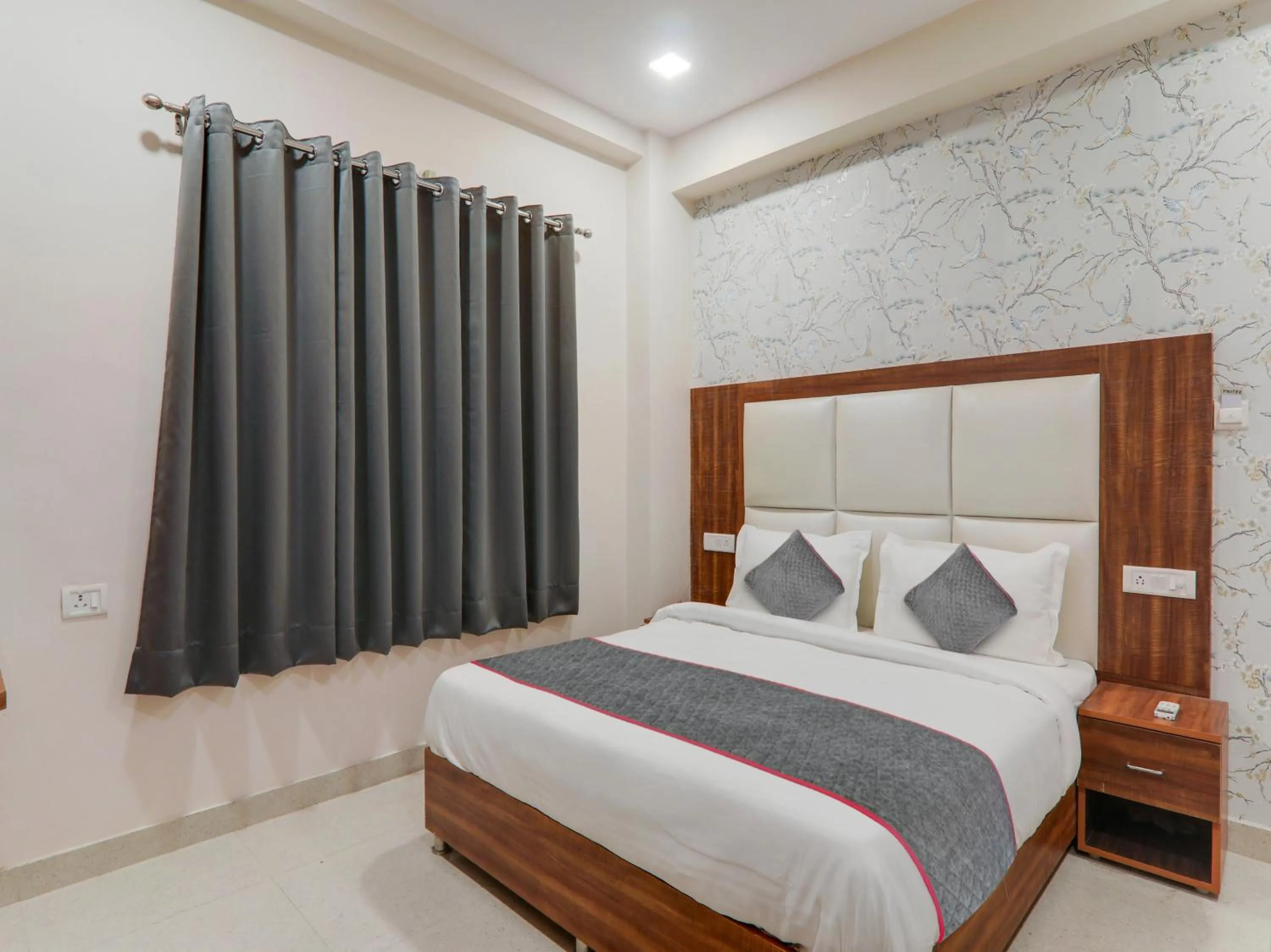 Bedroom in Townhouse Majestic Hotel Near Phoenix Palassio