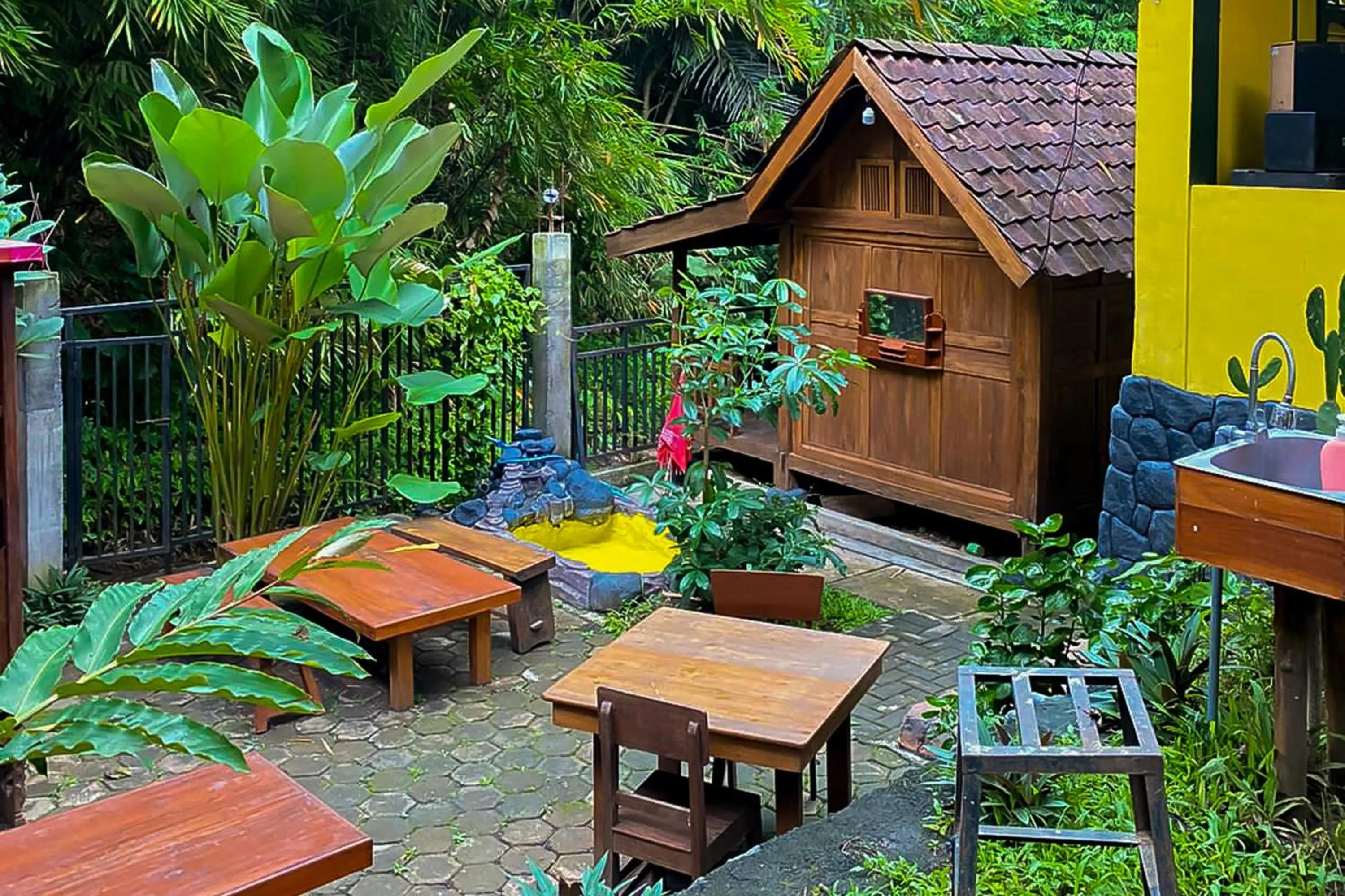 Property building in Lembah Mbalong Resort Mitra RedDoorz Near Exit Tol Singosari