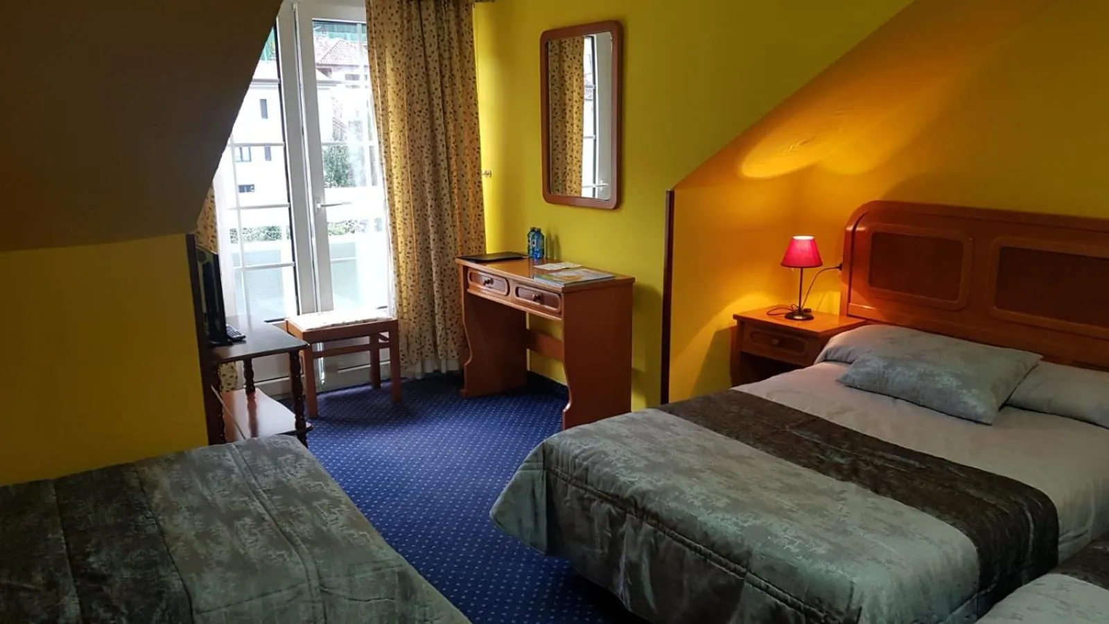 Communal lounge/ TV room, Bed in Alojamiento Calzada Romana