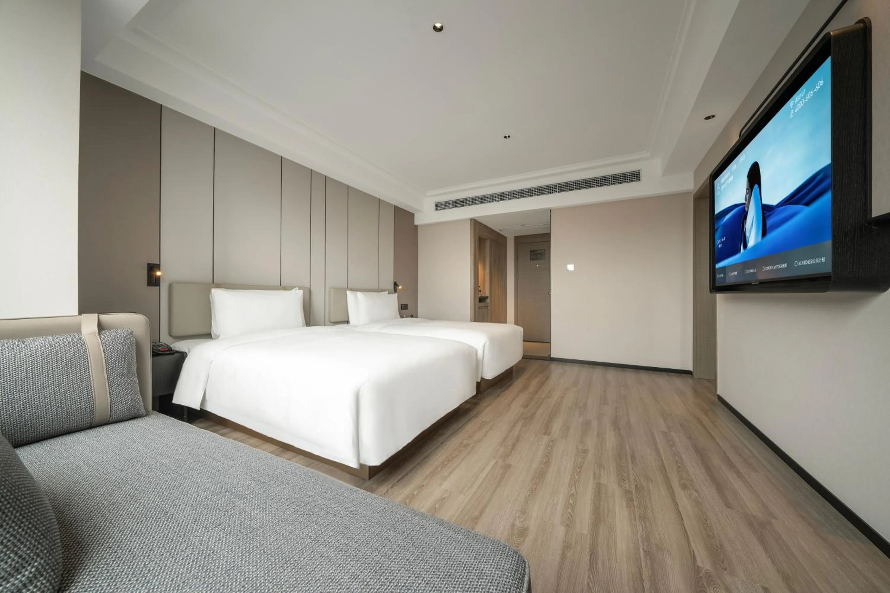Communal lounge/ TV room, Bed in Atour Hotel Chengdu Taikoo Li Riverside