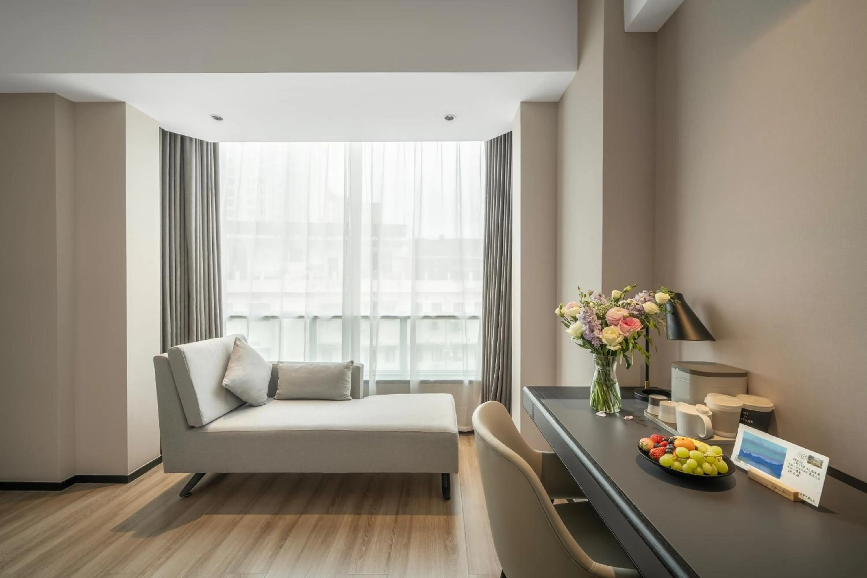 Living room, Bed in Atour Hotel Chengdu Taikoo Li Riverside