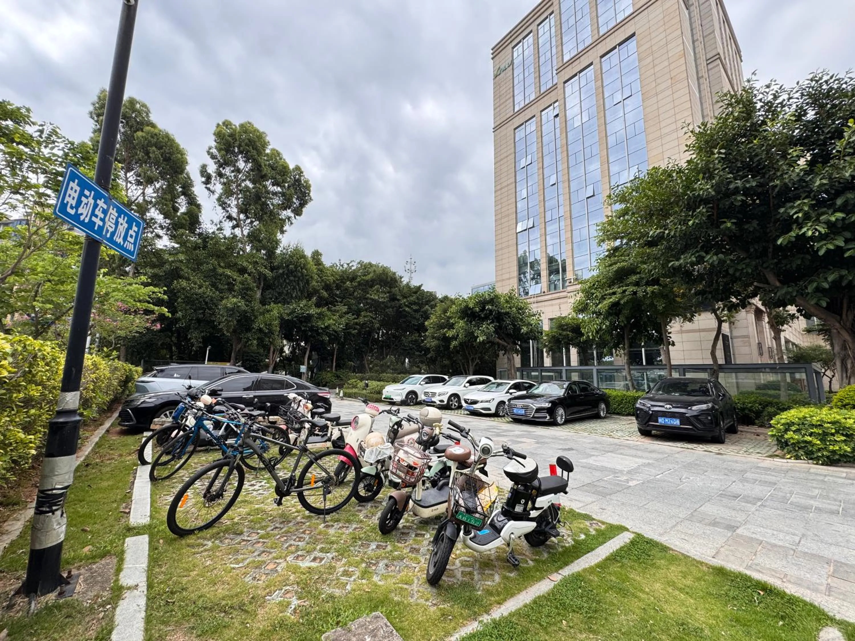Parking in Atour Hotel Xiamen Airport Wuyuan Bay