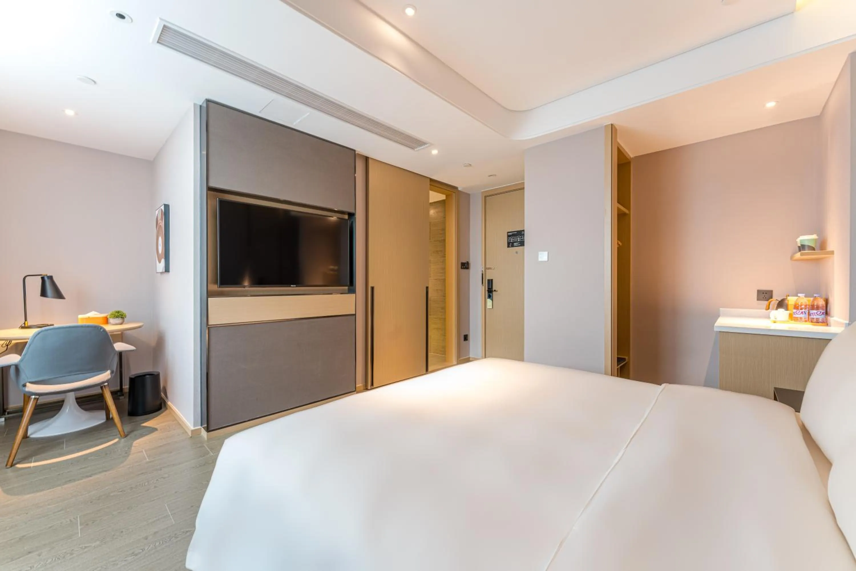 Photo of the whole room, Bed in Atour Hotel Xiamen Airport Wuyuan Bay