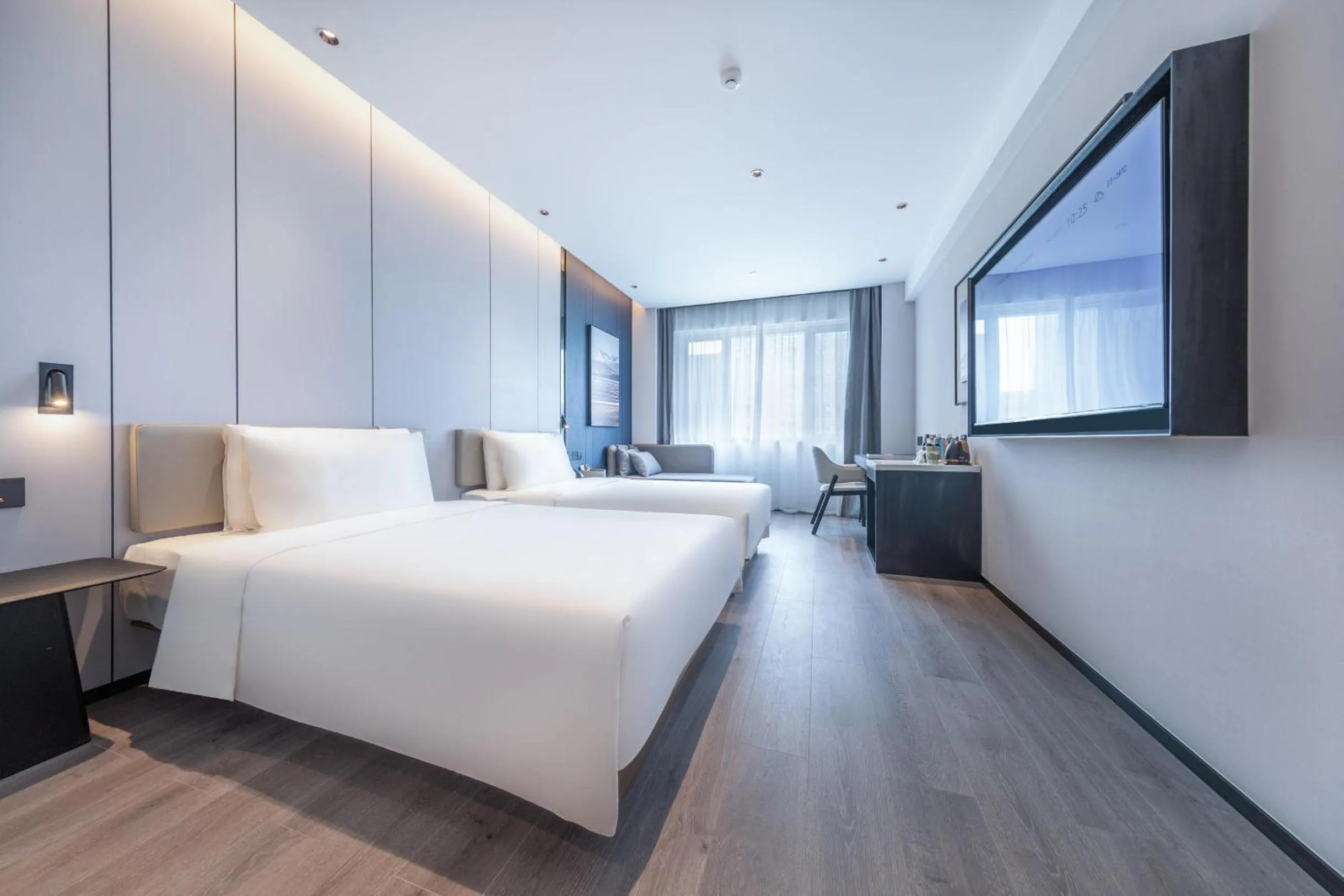 Photo of the whole room, Bed in Atour Hotel Qingdao Laoshan Shilaoren Beach