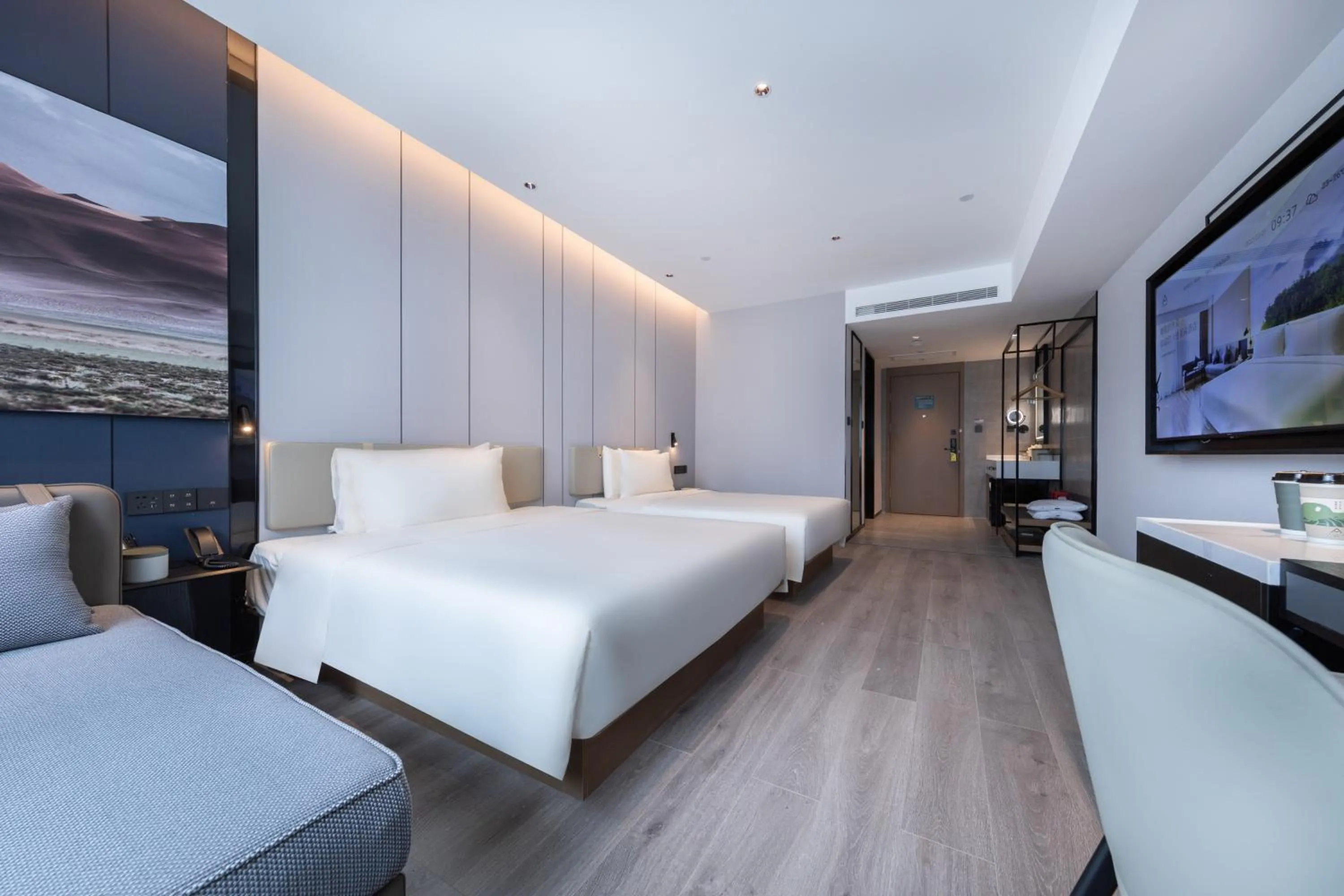 Photo of the whole room, Bed in Atour Hotel Qingdao Laoshan Shilaoren Beach