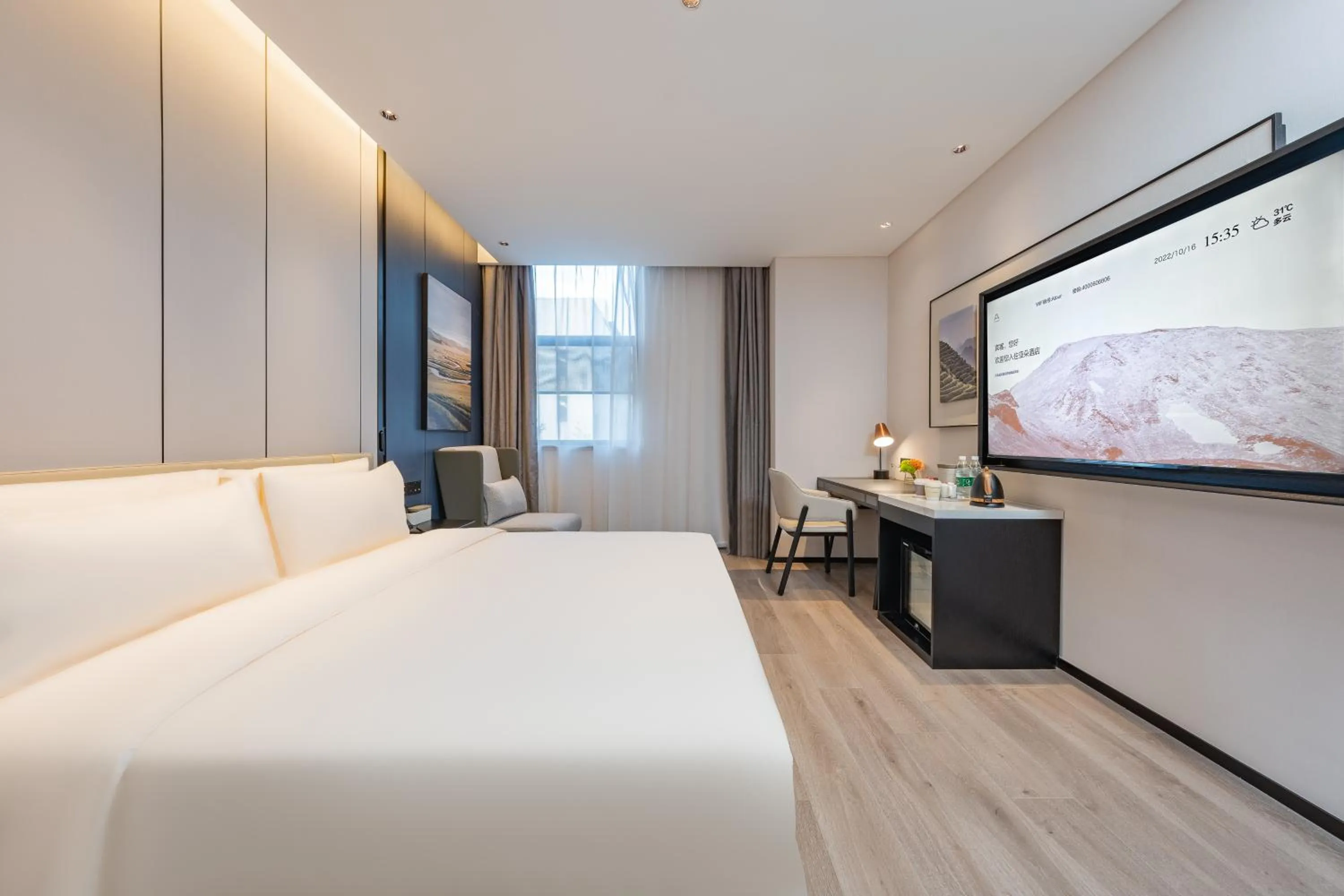 Photo of the whole room, Bed in Atour Hotel Guangzhou Pazhou Exhibition Center Information Port-Free shuttle bus to Canton Fair