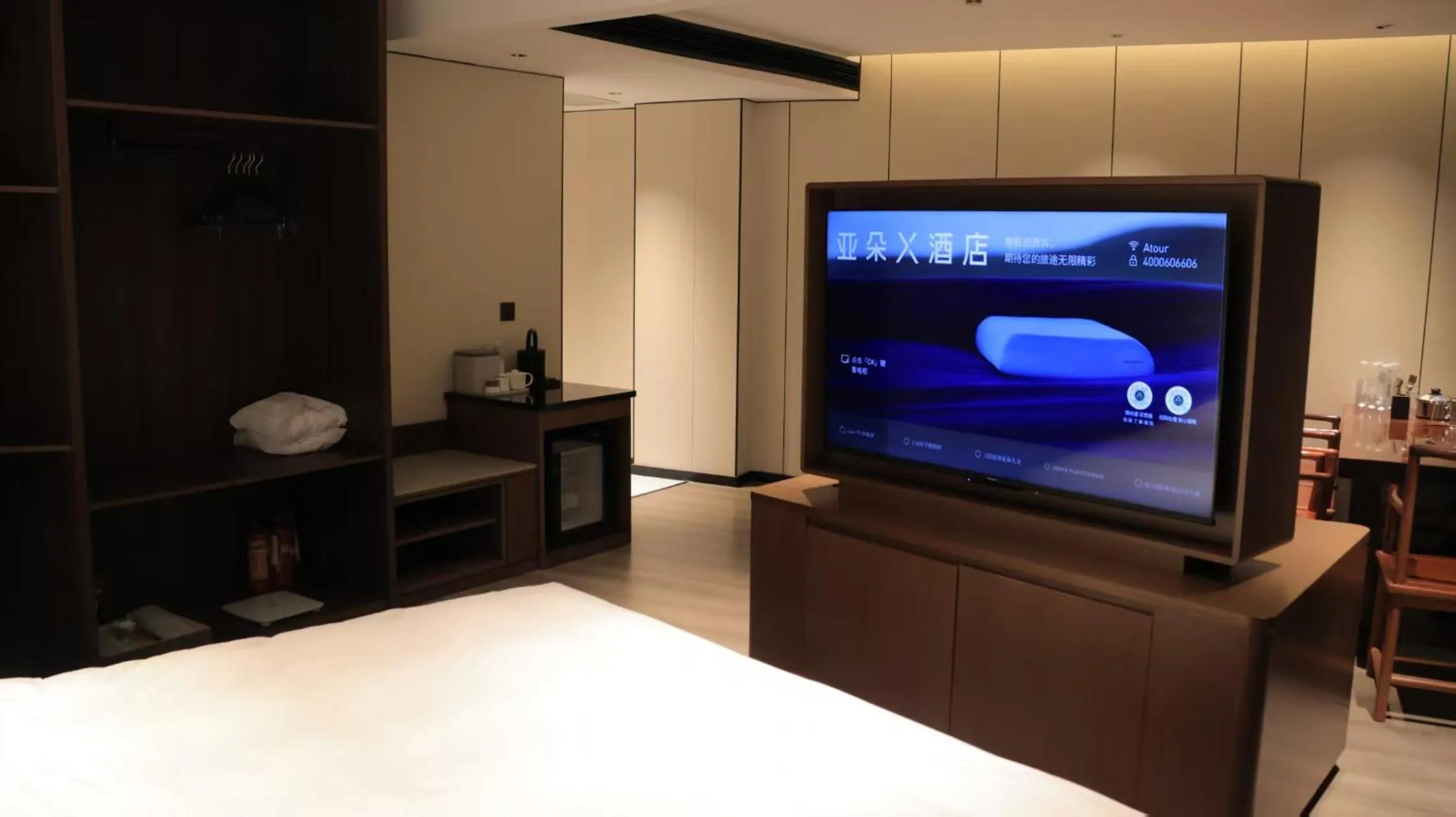 Property building, Bed in Atour X Hotel Guangzhou Baiyun International Airport Renhe Station