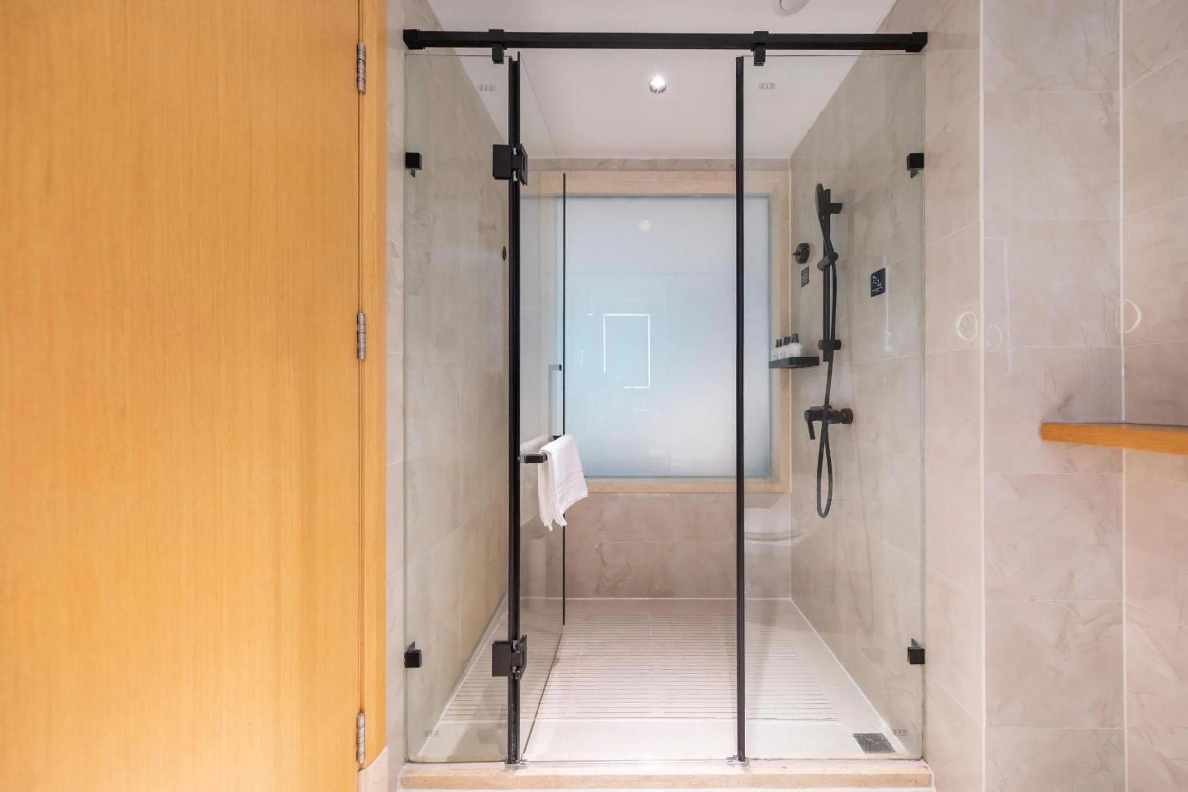 Shower in Atour X Hotel Guangzhou Baiyun International Airport Renhe Station