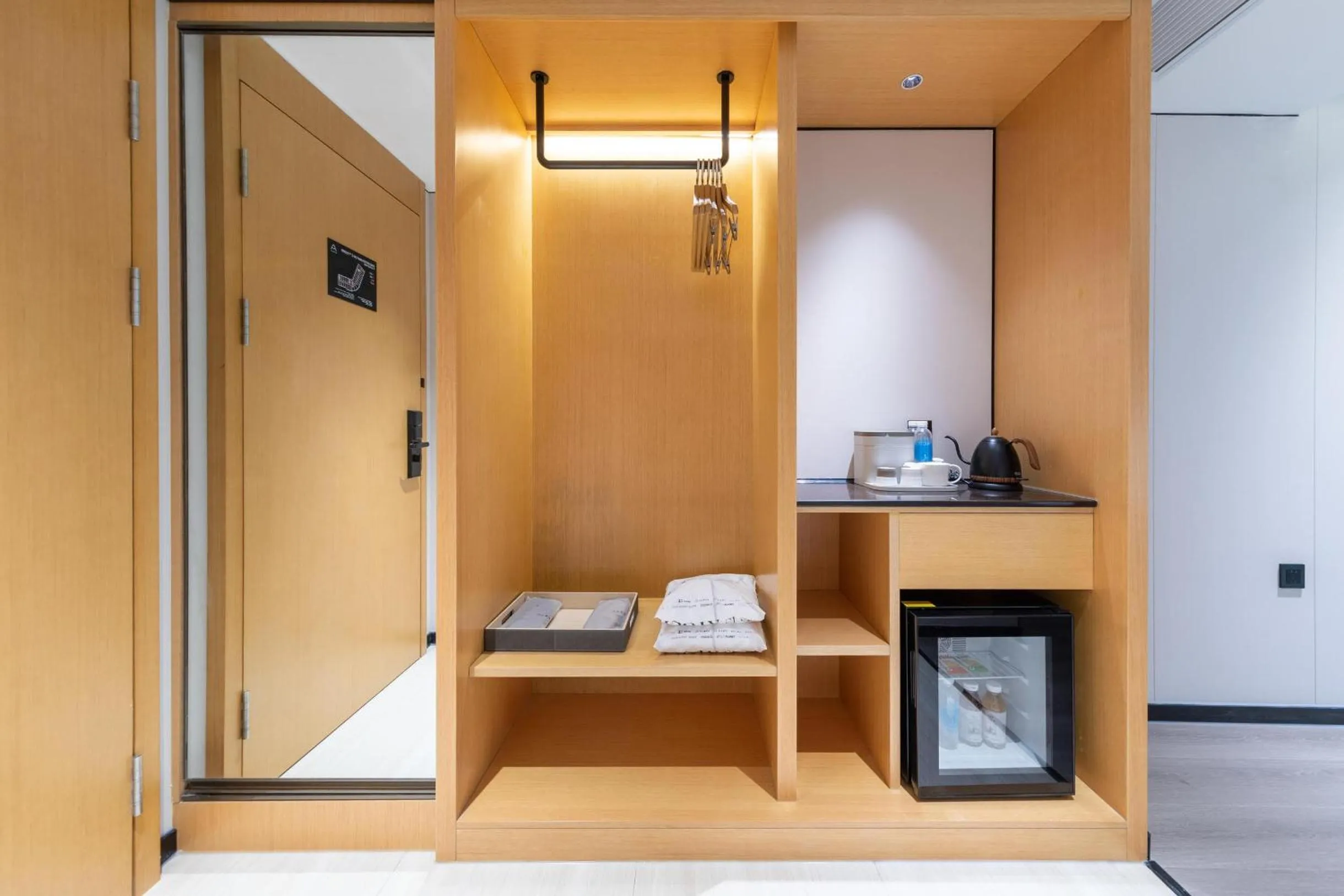 wardrobe in Atour X Hotel Guangzhou Baiyun International Airport Renhe Station