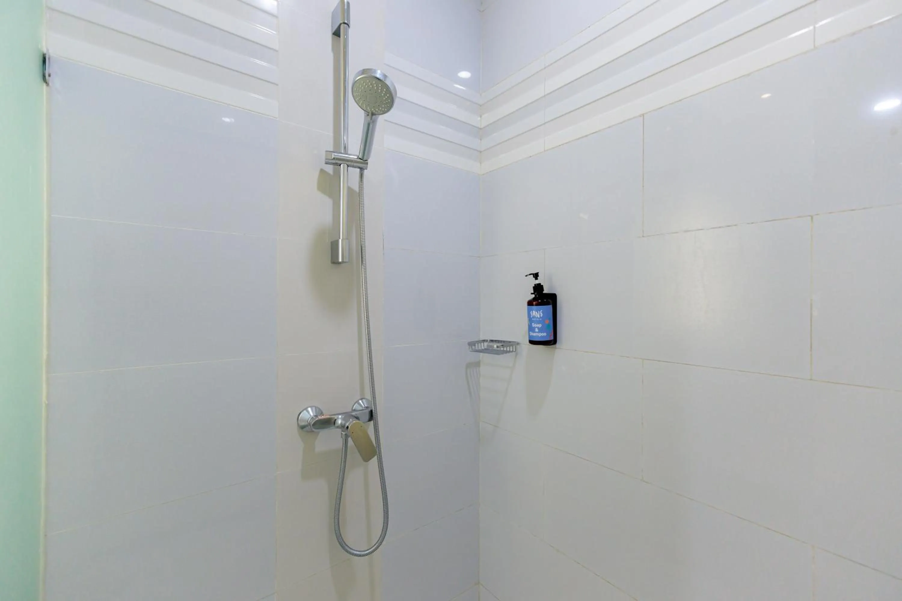 Bathroom in Sans Hotel 88 Andalan Surabaya by RedDoorz