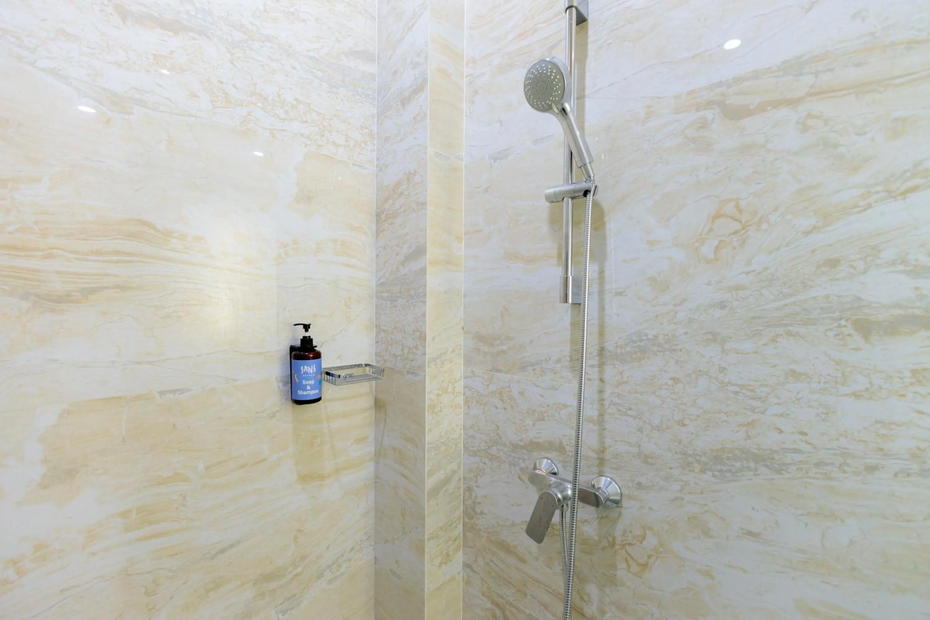 Bathroom in Sans Hotel 88 Andalan Surabaya by RedDoorz