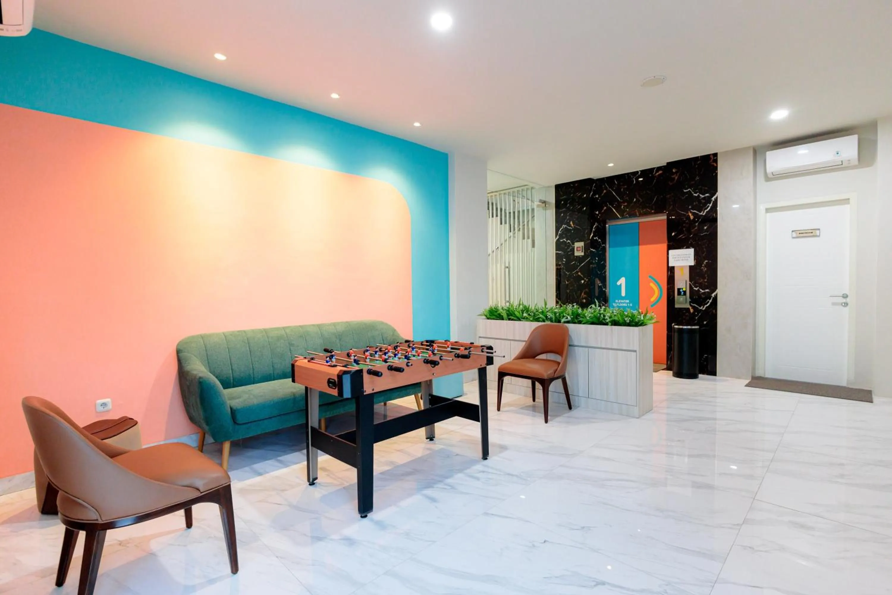 Seating area in Sans Hotel 88 Andalan Surabaya by RedDoorz