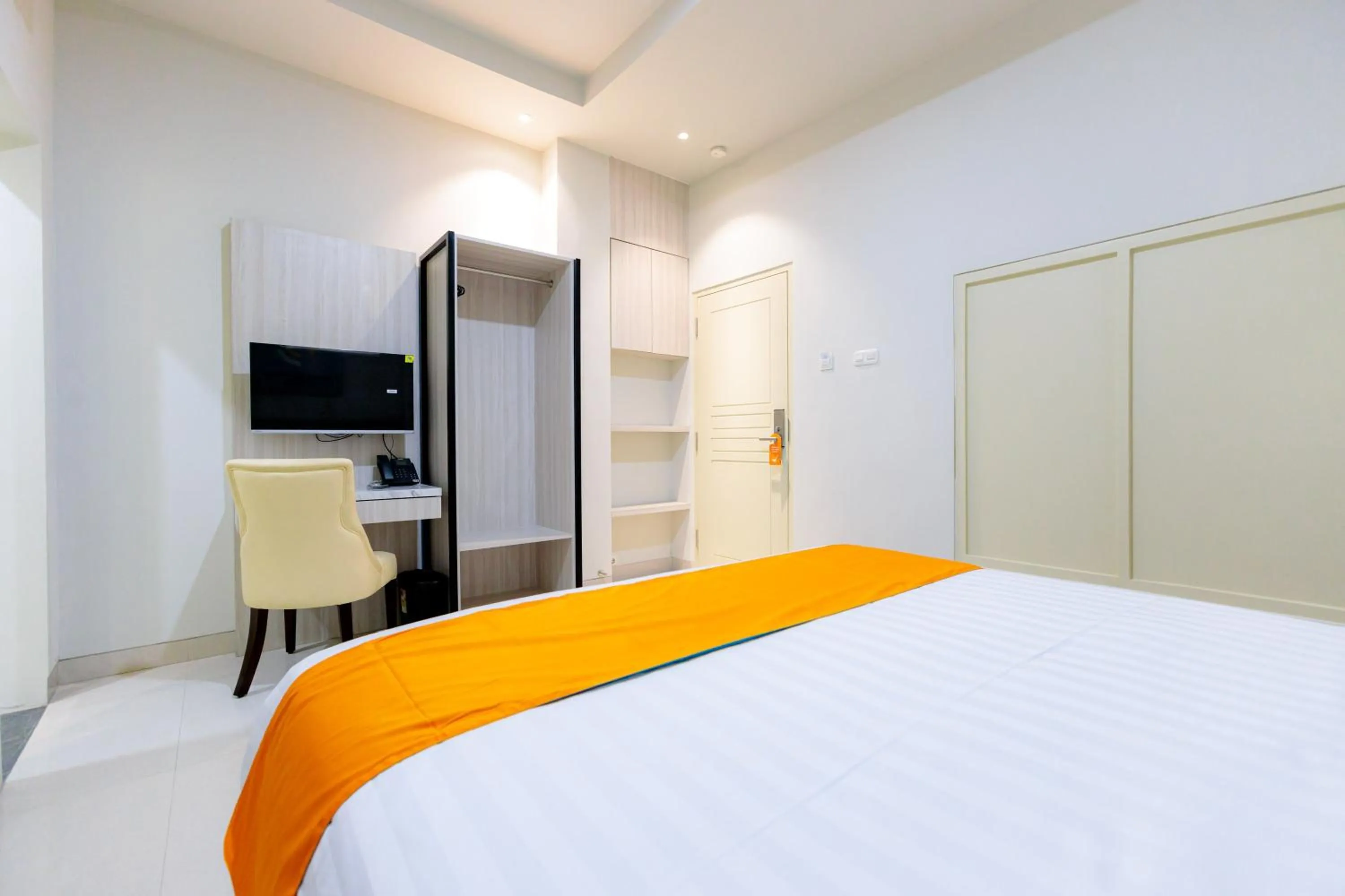 Bed in Sans Hotel 88 Andalan Surabaya by RedDoorz