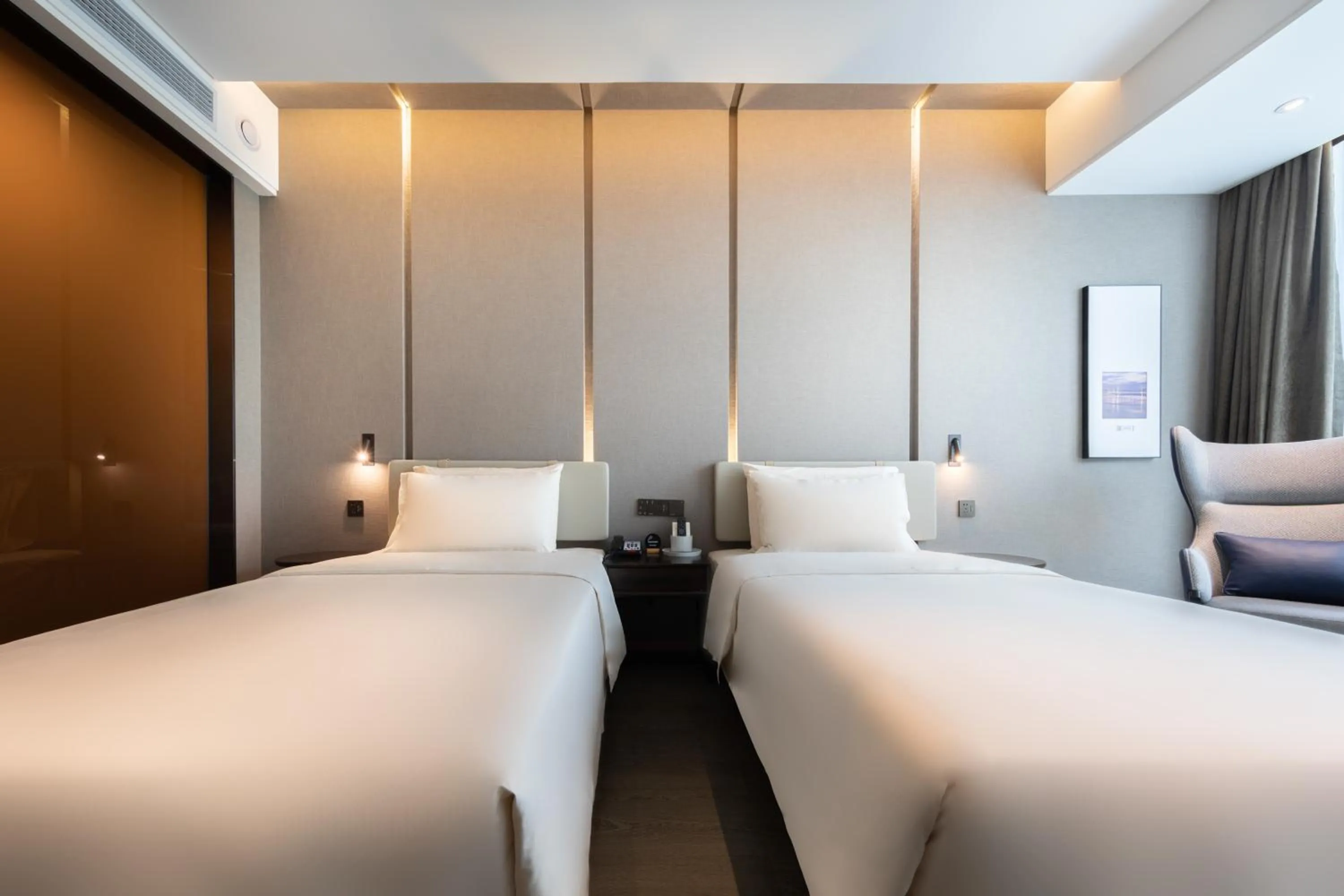 Photo of the whole room, Bed in Atour Hotel Chongqing Guanyinqiao Flower Garden