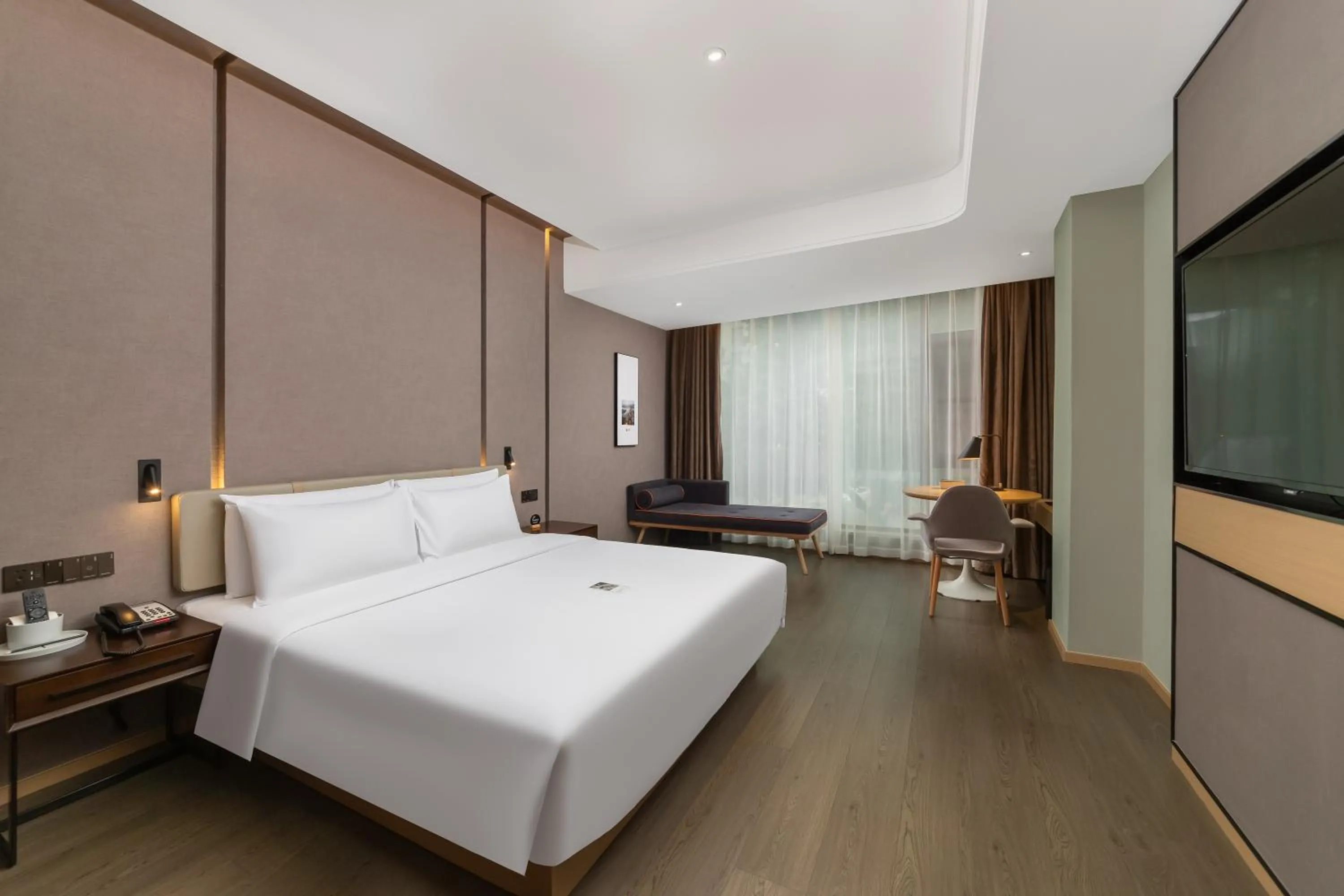 Photo of the whole room, Bed in Atour Hotel Chongqing Guanyinqiao Flower Garden