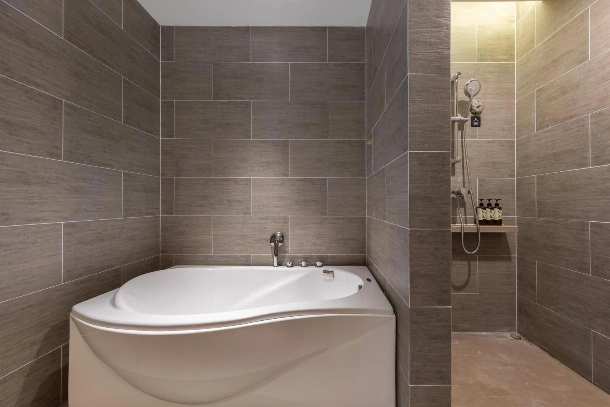 Bath in Atour Hotel Chongqing Guanyinqiao Flower Garden