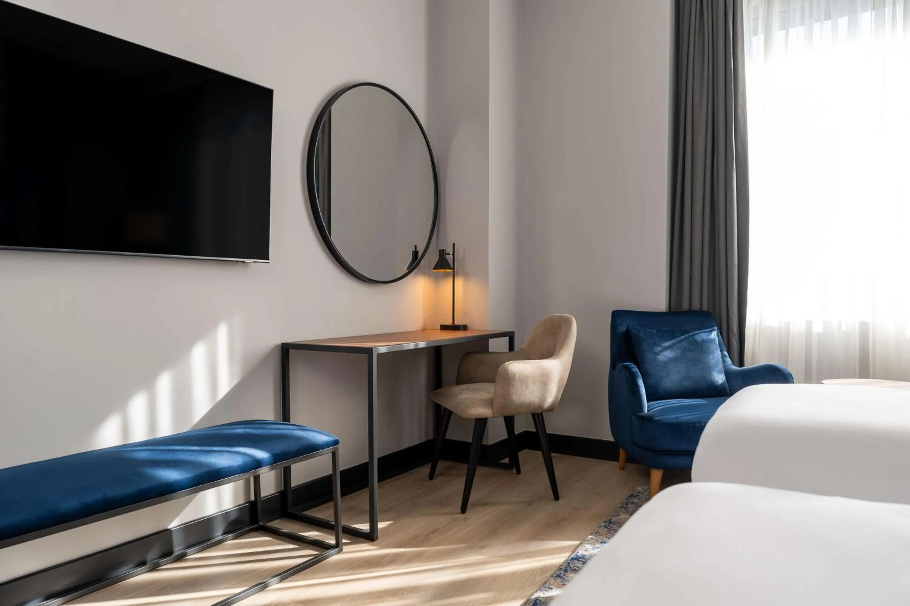 Bedroom, Bed in Radisson Blu Hotel, Amman Galleria Mall