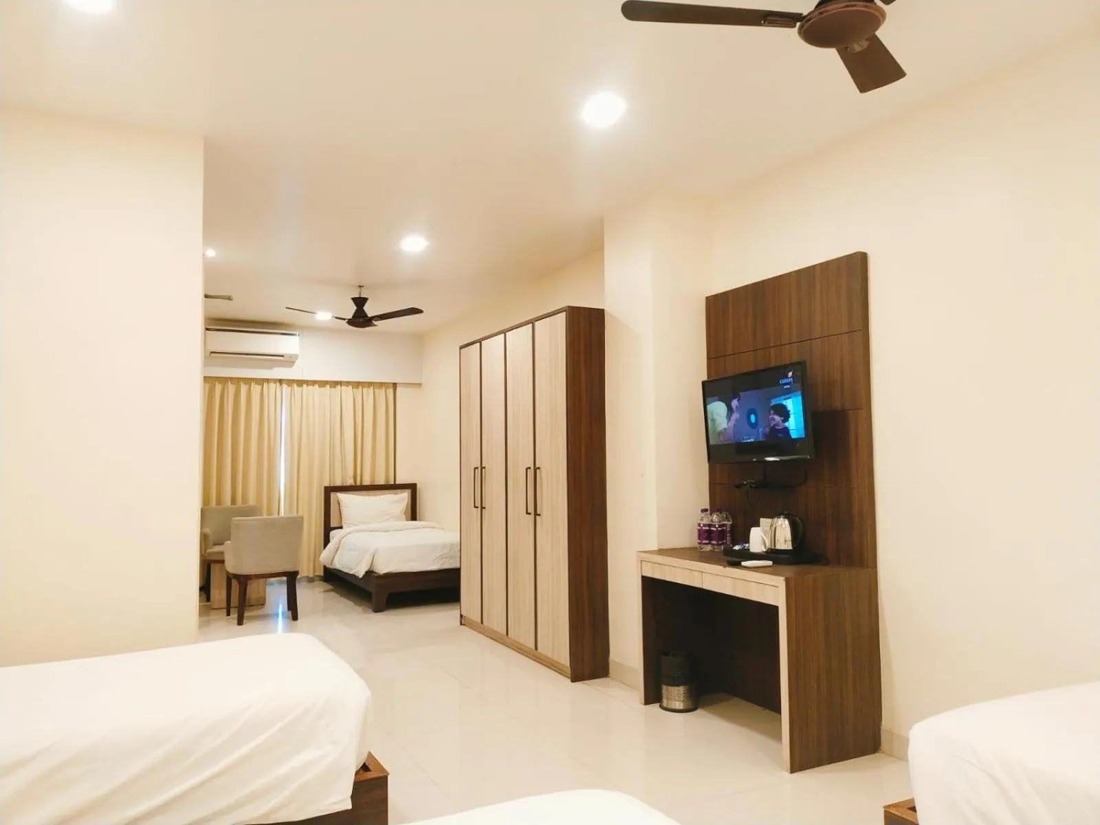 wardrobe, Bed in Sambhabana Hotel & Suites