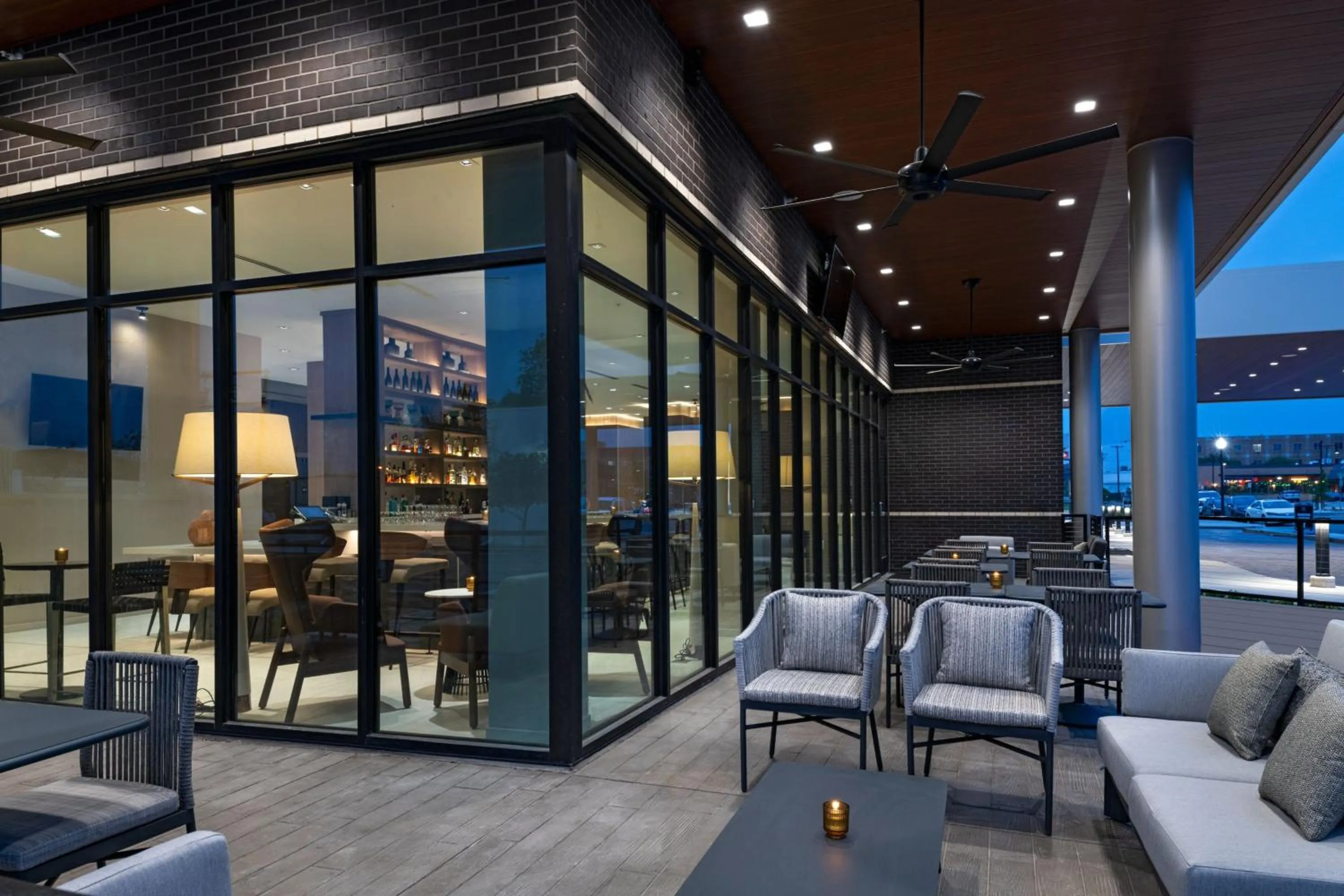 Lounge or bar in AC Hotel by Marriott Waco Downtown