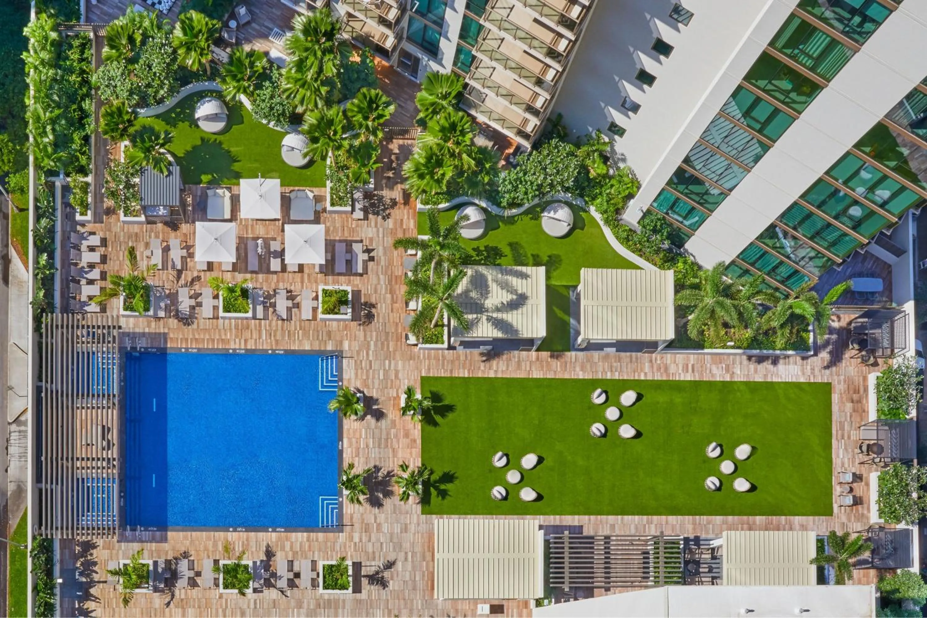 Swimming pool in Renaissance Honolulu Hotel & Spa